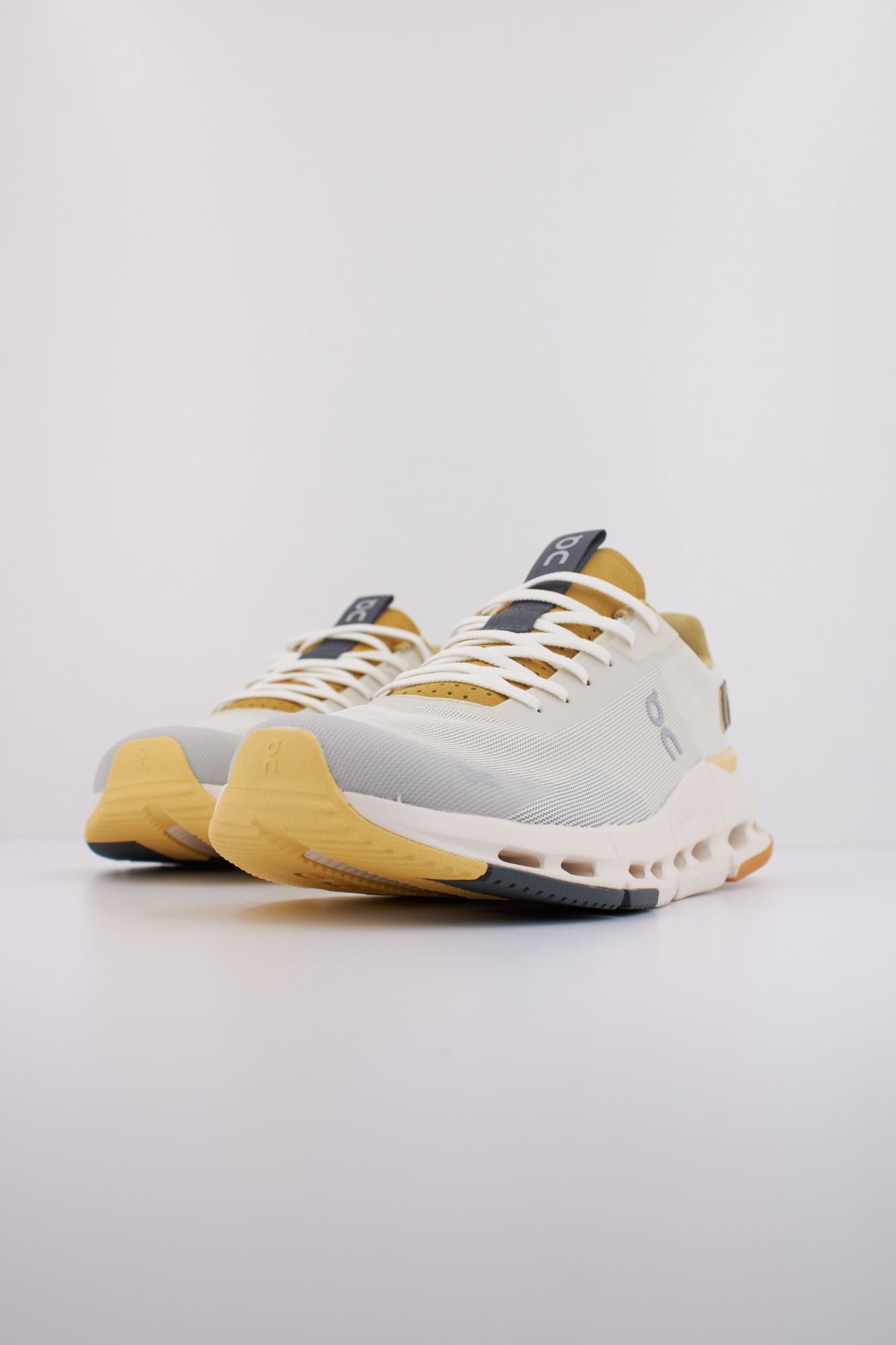 ON RUNNING CLOUDNOVA FORM 2 en color BLANCO (2)