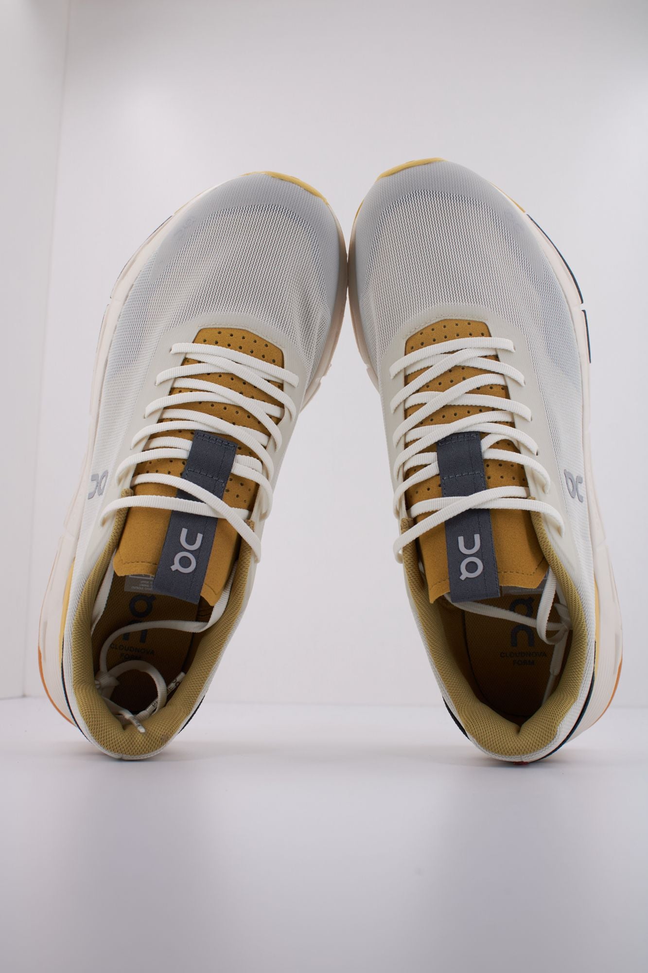 ON RUNNING CLOUDNOVA FORM 2 en color BLANCO (3)