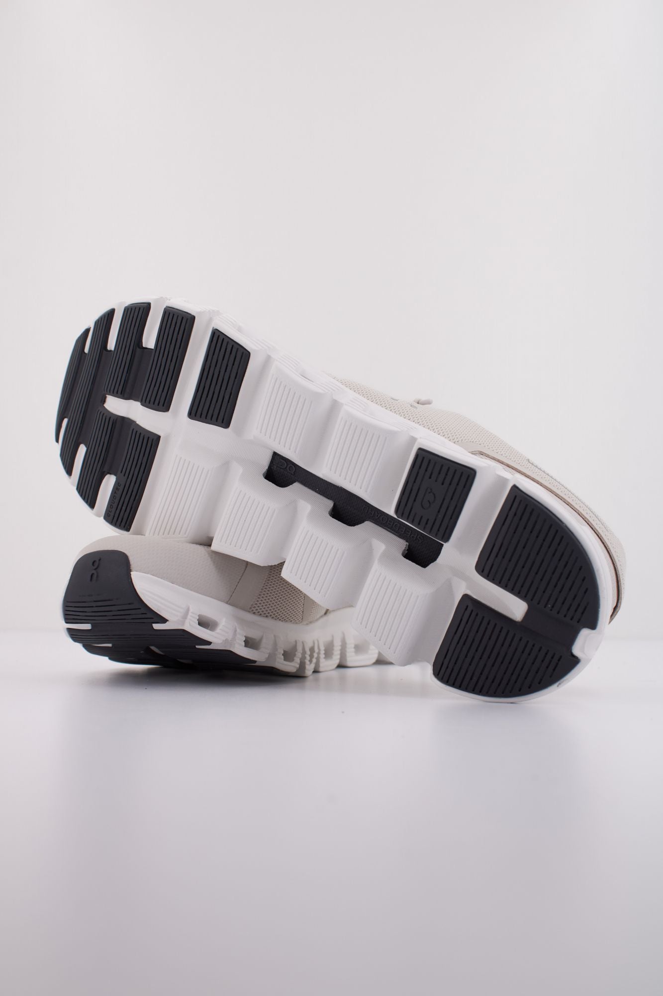 ON RUNNING CLOUD 6 en color BEIS (5)