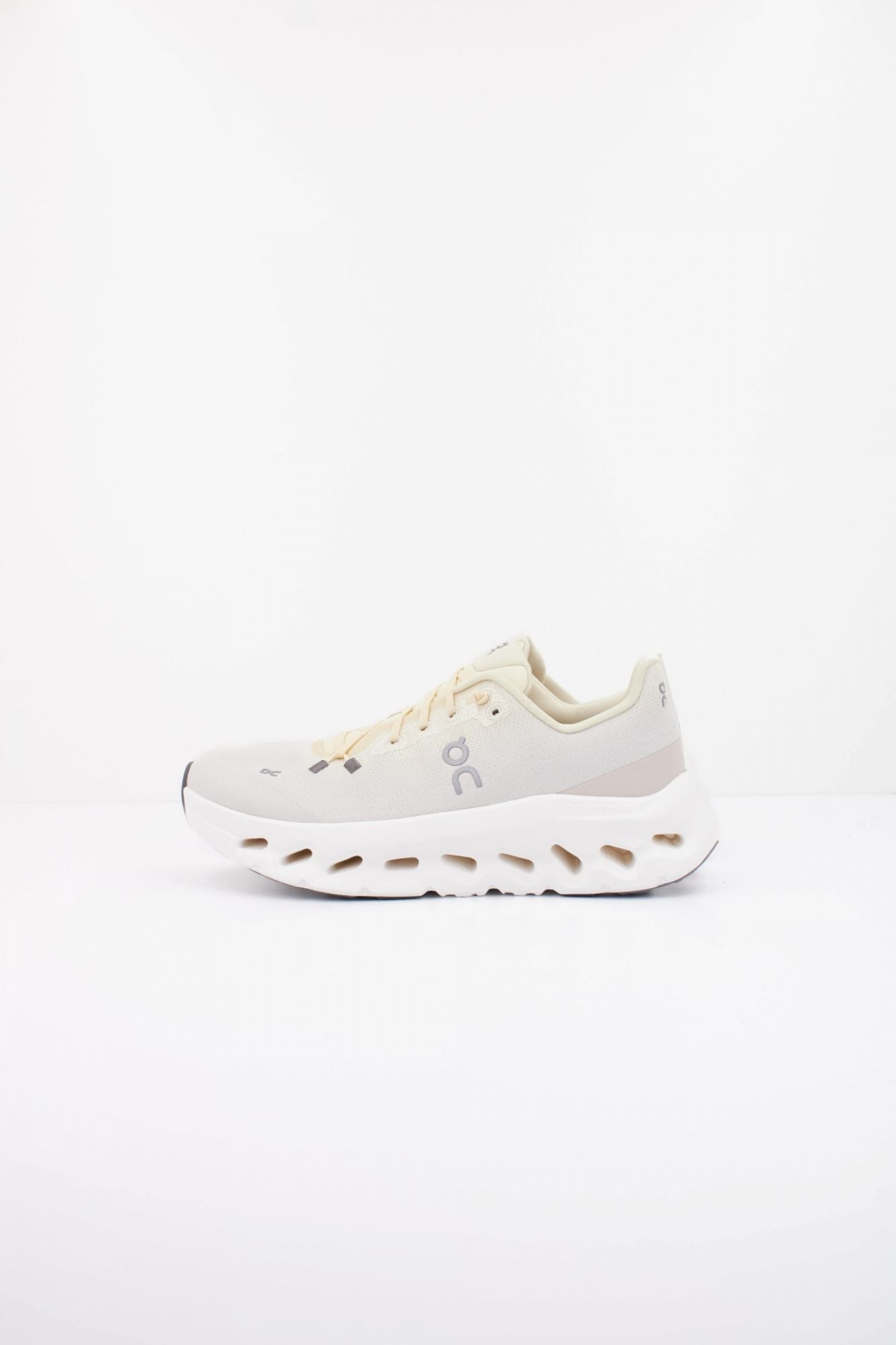 ON RUNNING CLOUDTILT en color AMARILLO (1)