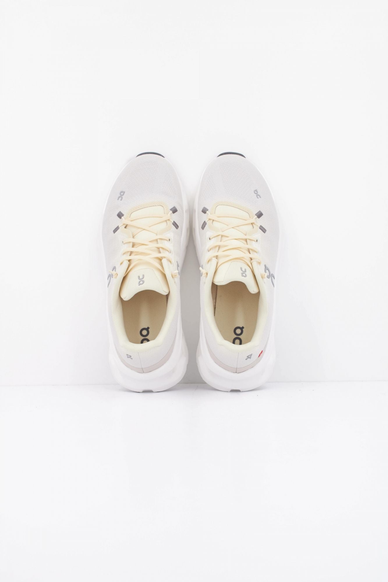 ON RUNNING CLOUDTILT en color AMARILLO (3)