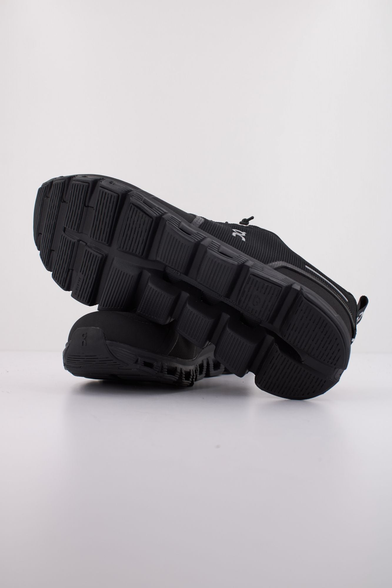 ON RUNNING CLOUD 6 WP en color NEGRO (5)