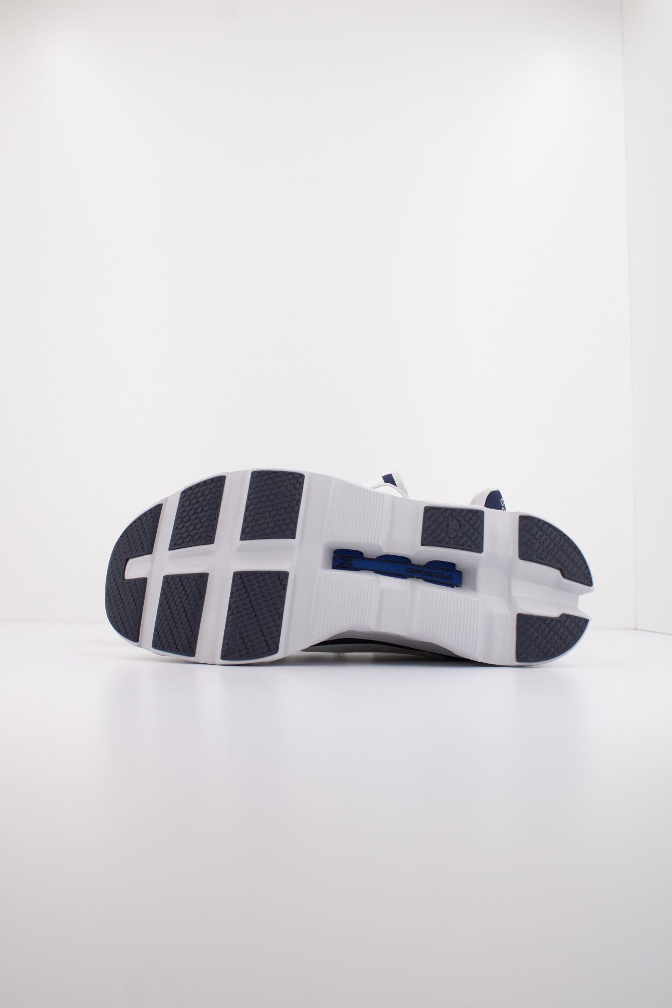 ON RUNNING CLOUDMONSTER en color BLANCO (5)