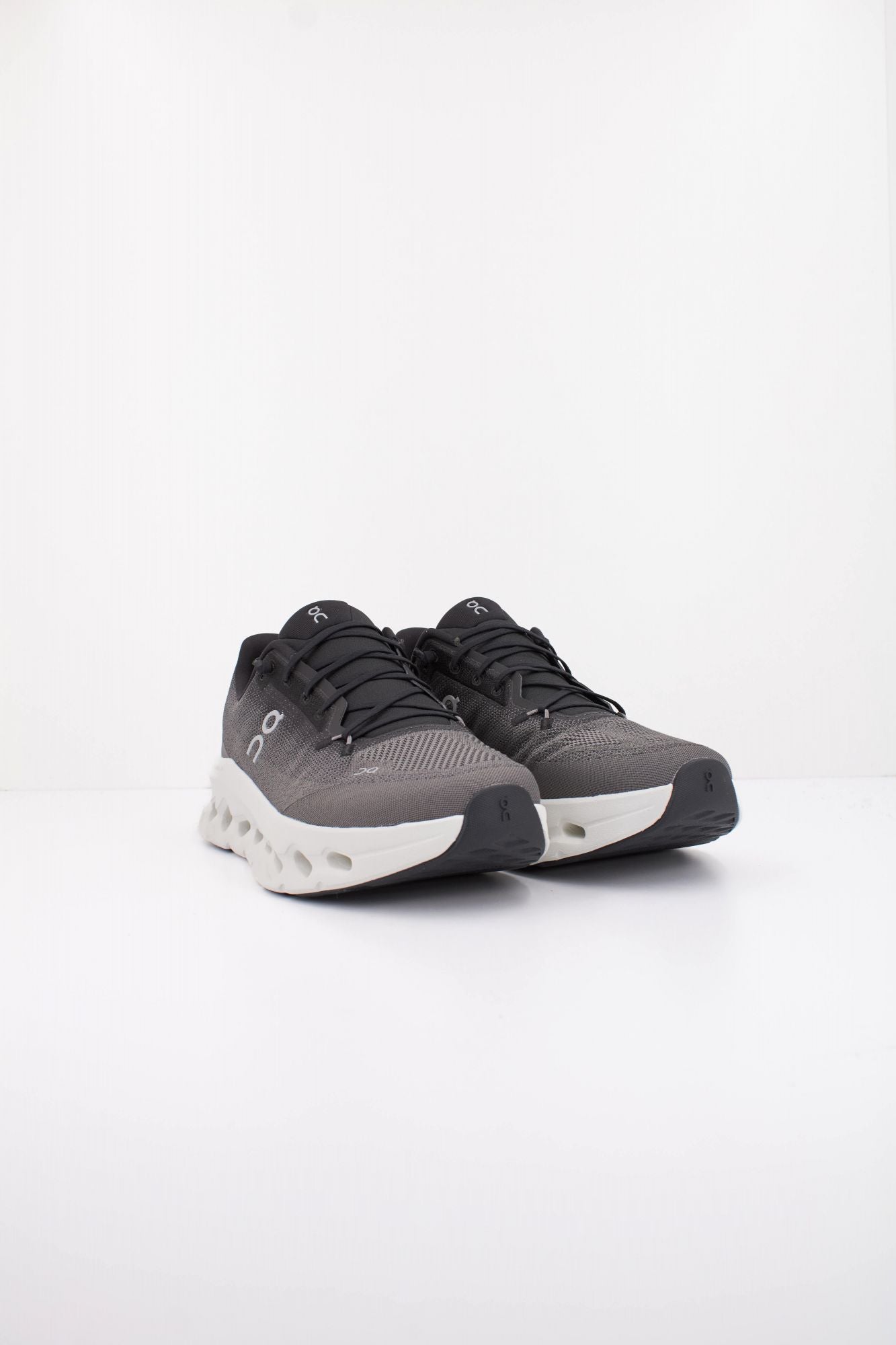 ON RUNNING CLOUDTILT en color NEGRO (2)