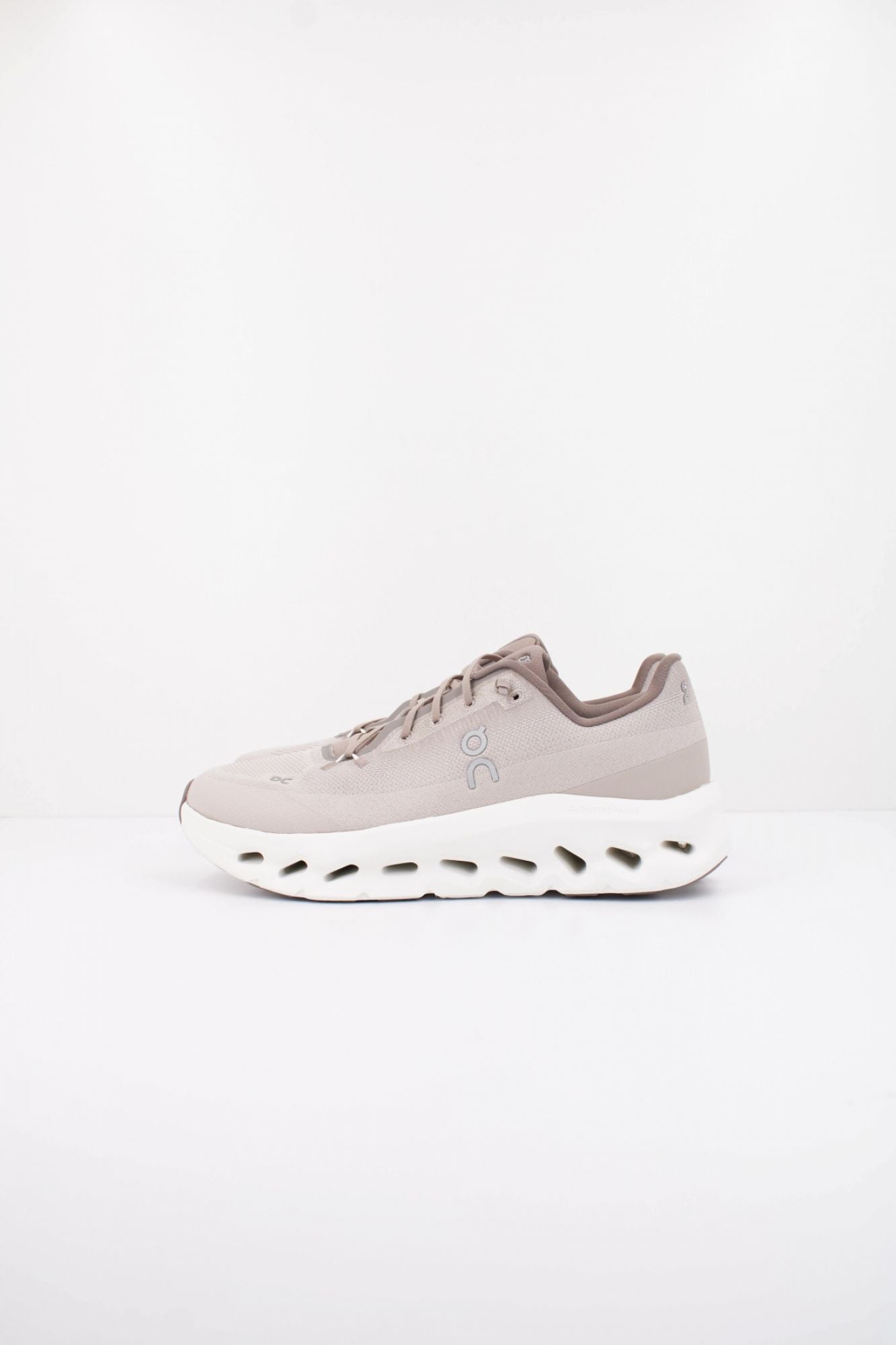 ON RUNNING CLOUDTILT en color MARRON (1)