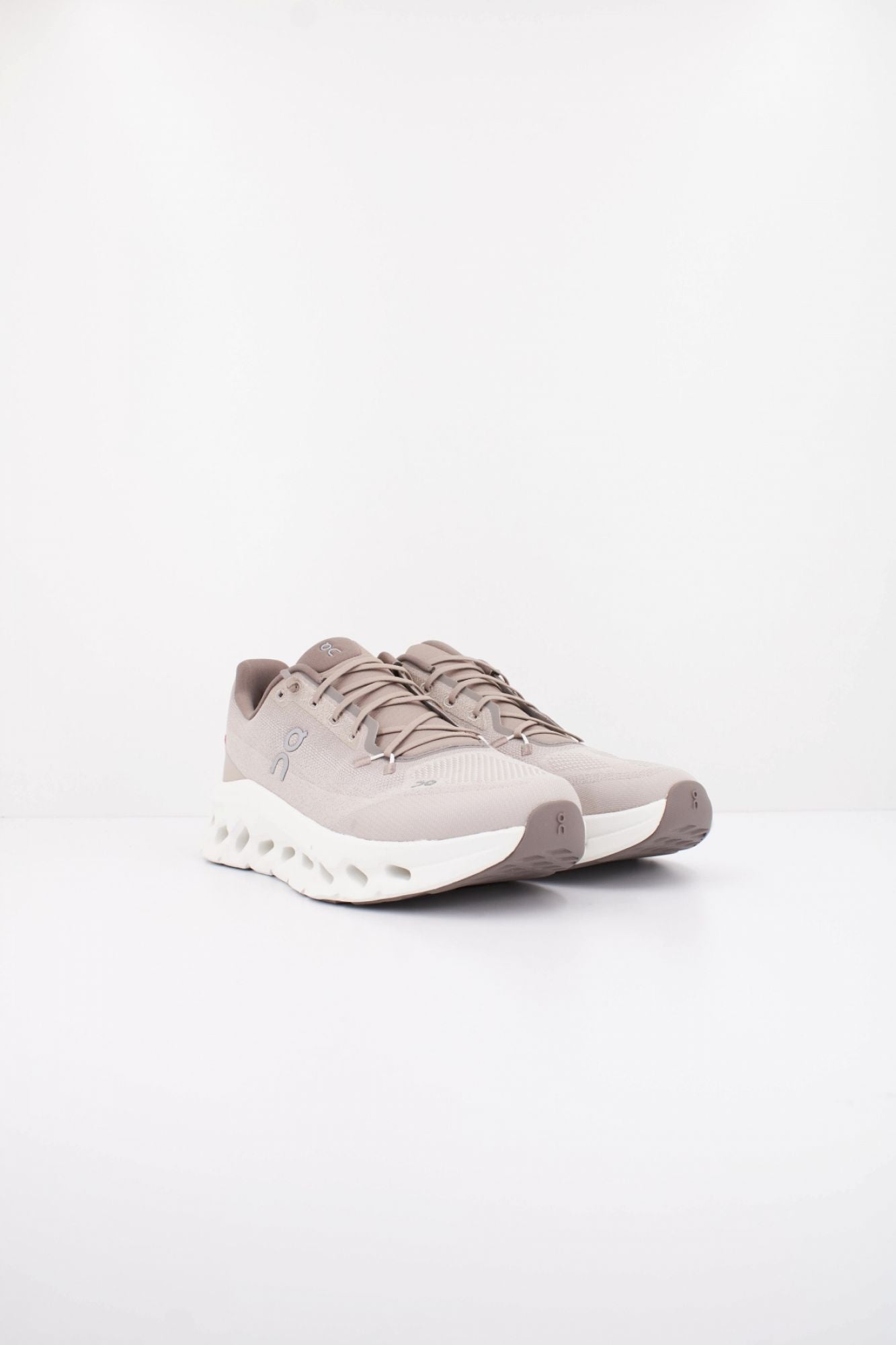 ON RUNNING CLOUDTILT en color MARRON (2)