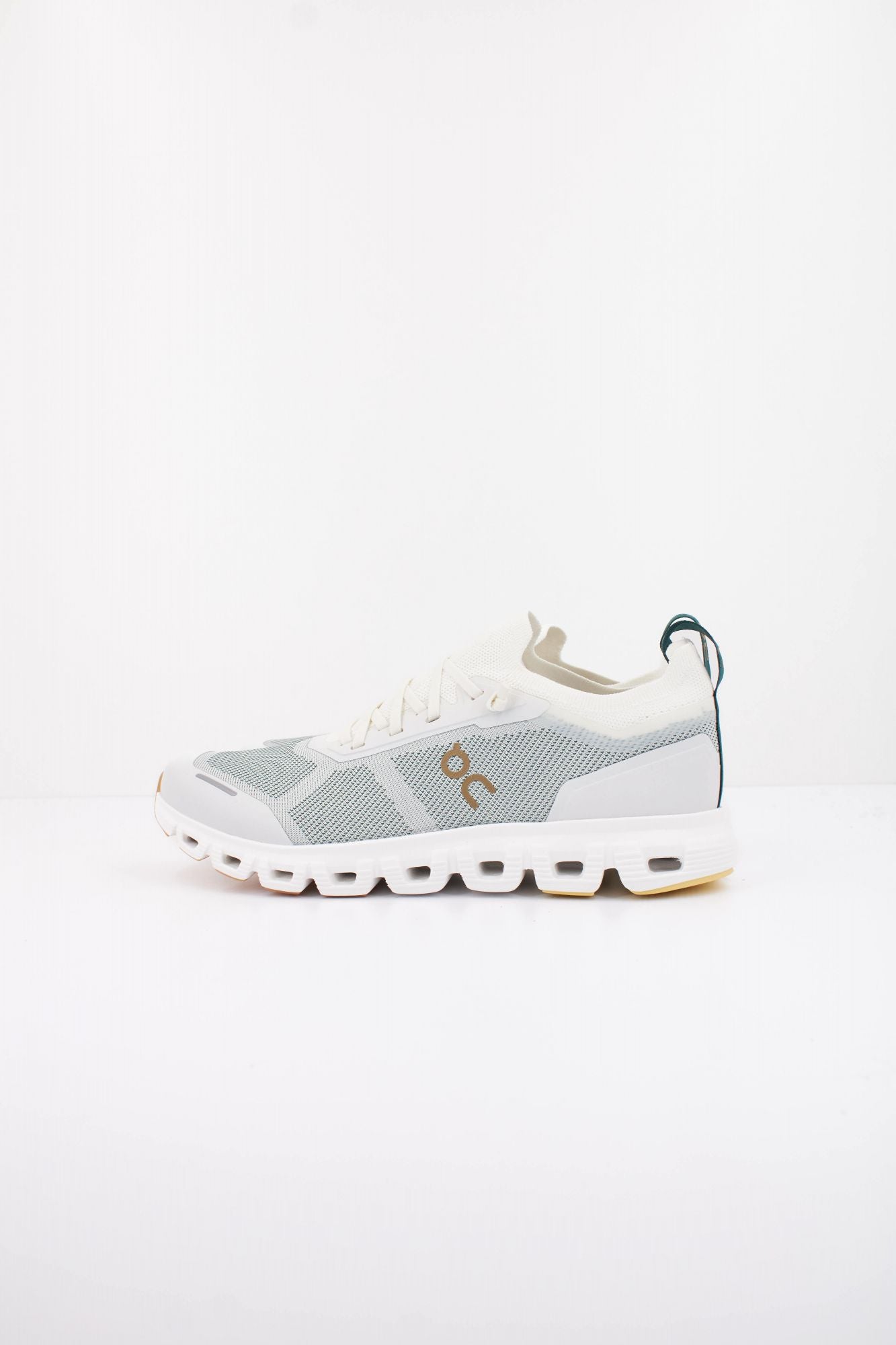 ON RUNNING CLOUD 6 VERSA en color VERDE (1)