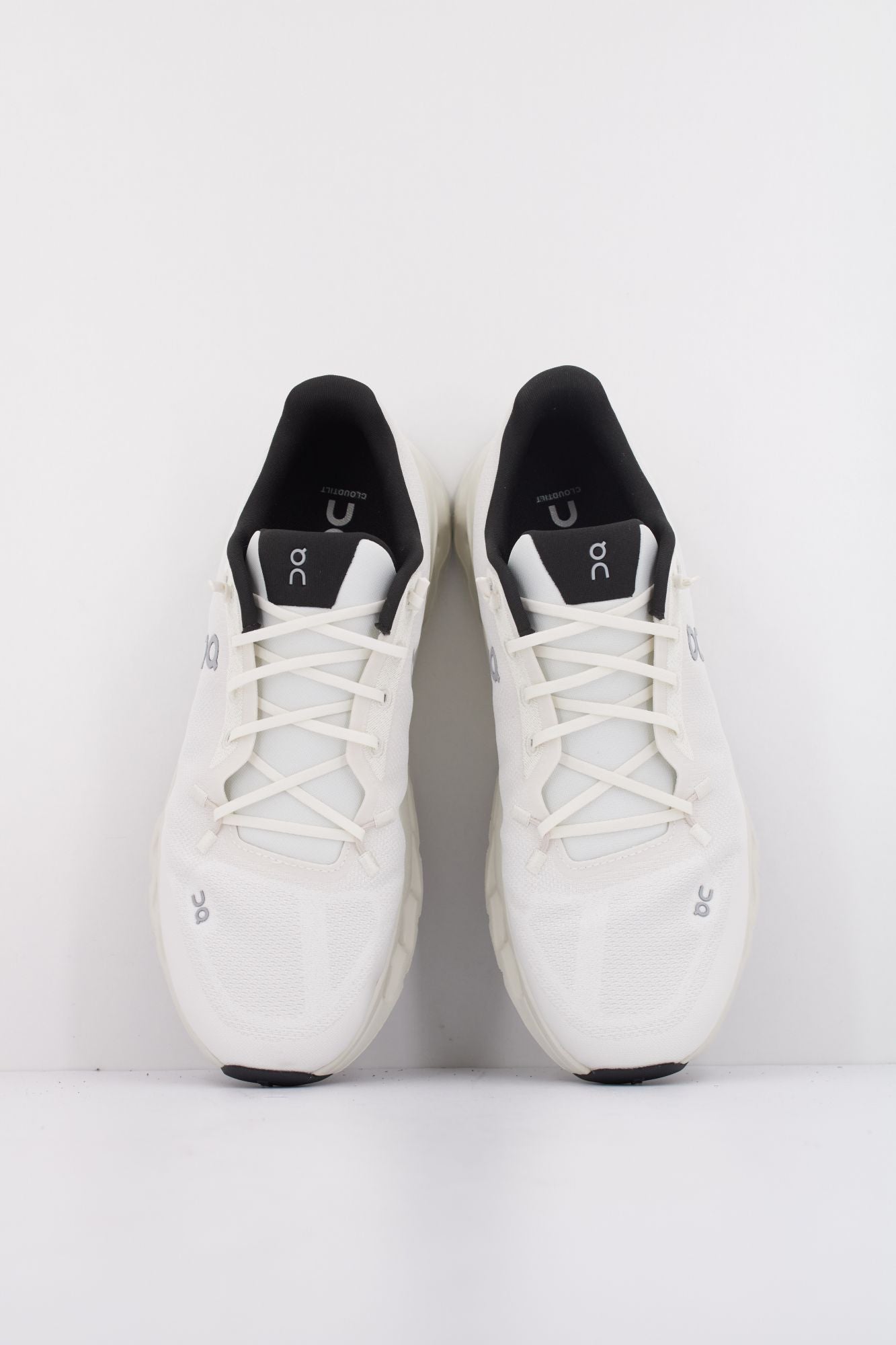 ON RUNNING CLOUDTILT en color BLANCO (3)
