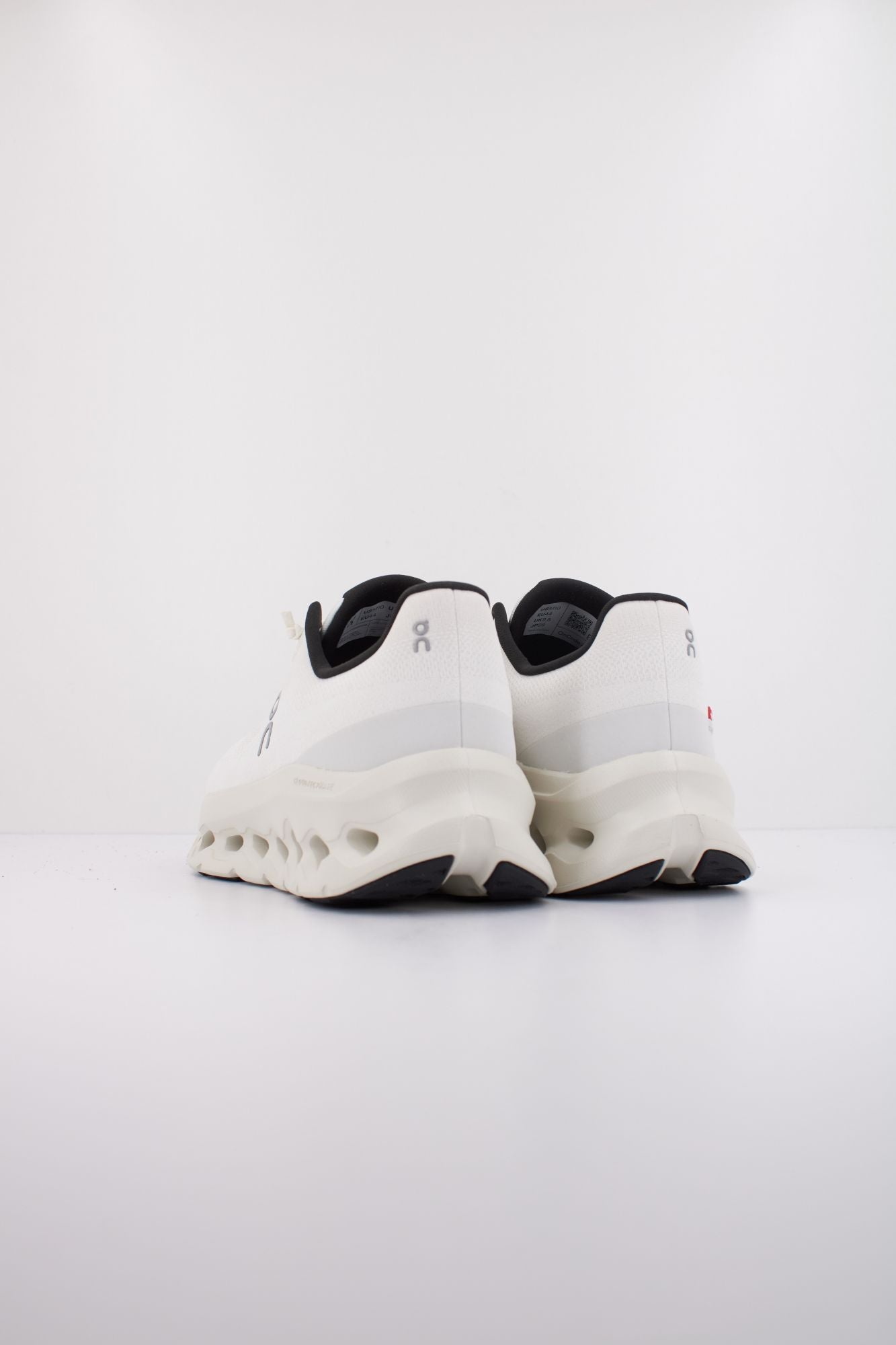 ON RUNNING CLOUDTILT en color BLANCO (4)