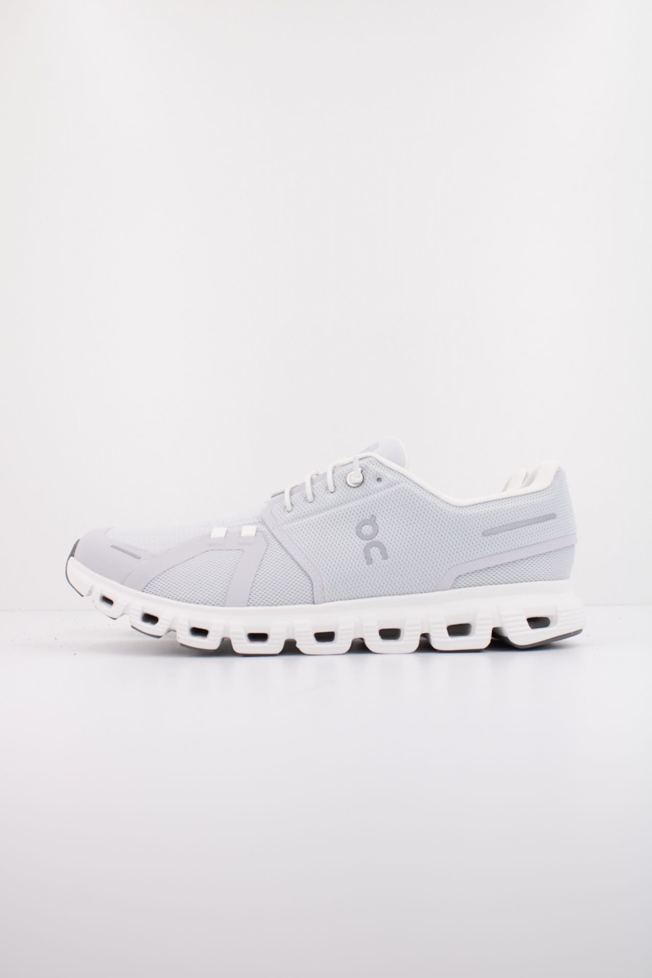 ON RUNNING CLOUD 6 en color GRIS (1)