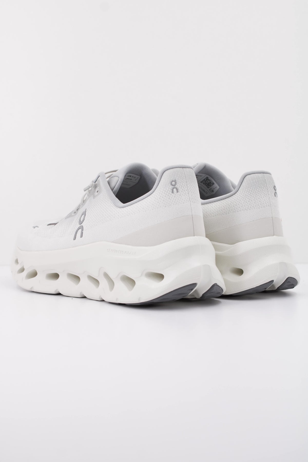 ON RUNNING CLOUDTILT M en color BLANCO (4)