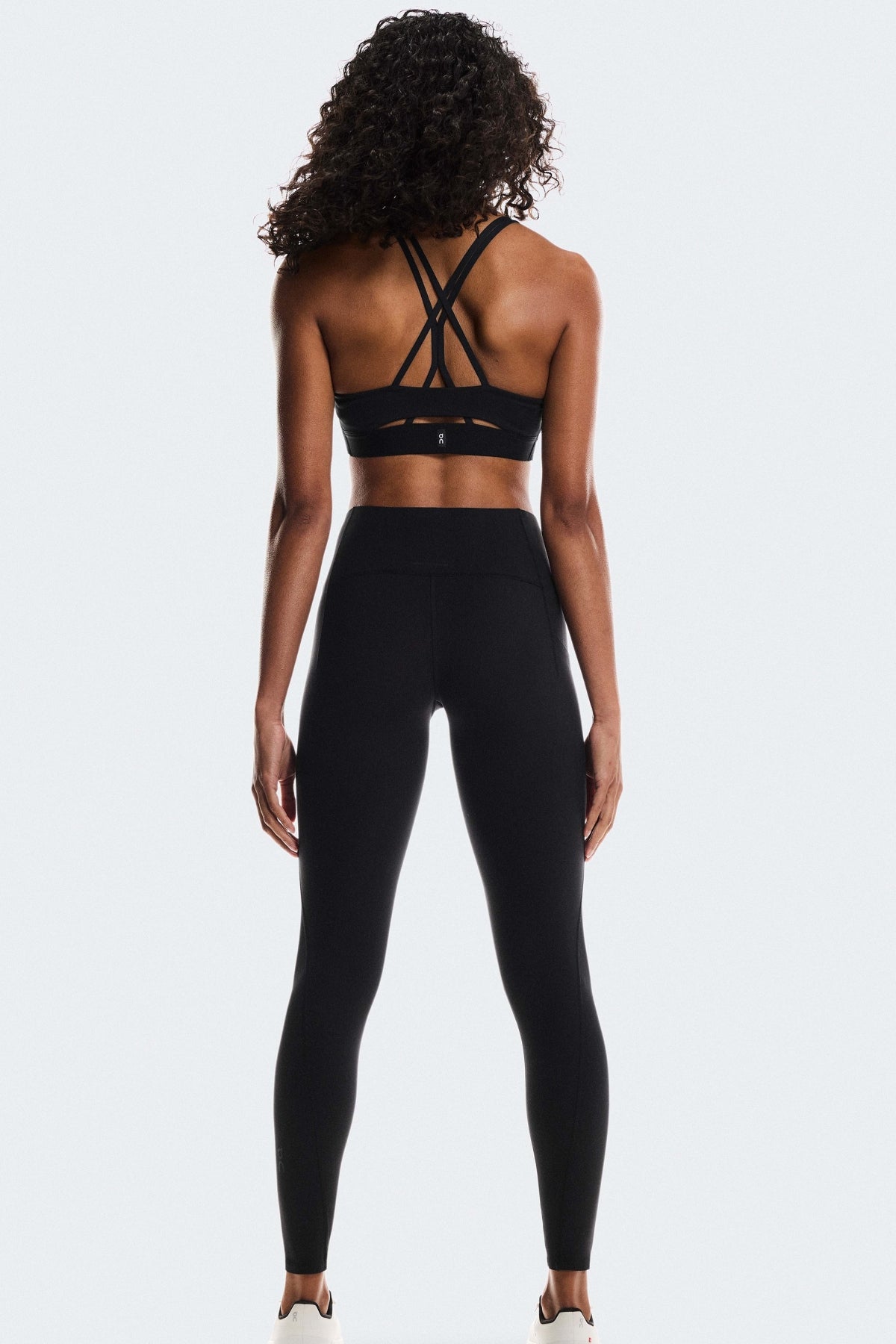 ON RUNNING STUDIO BRA W en color NEGRO (4)