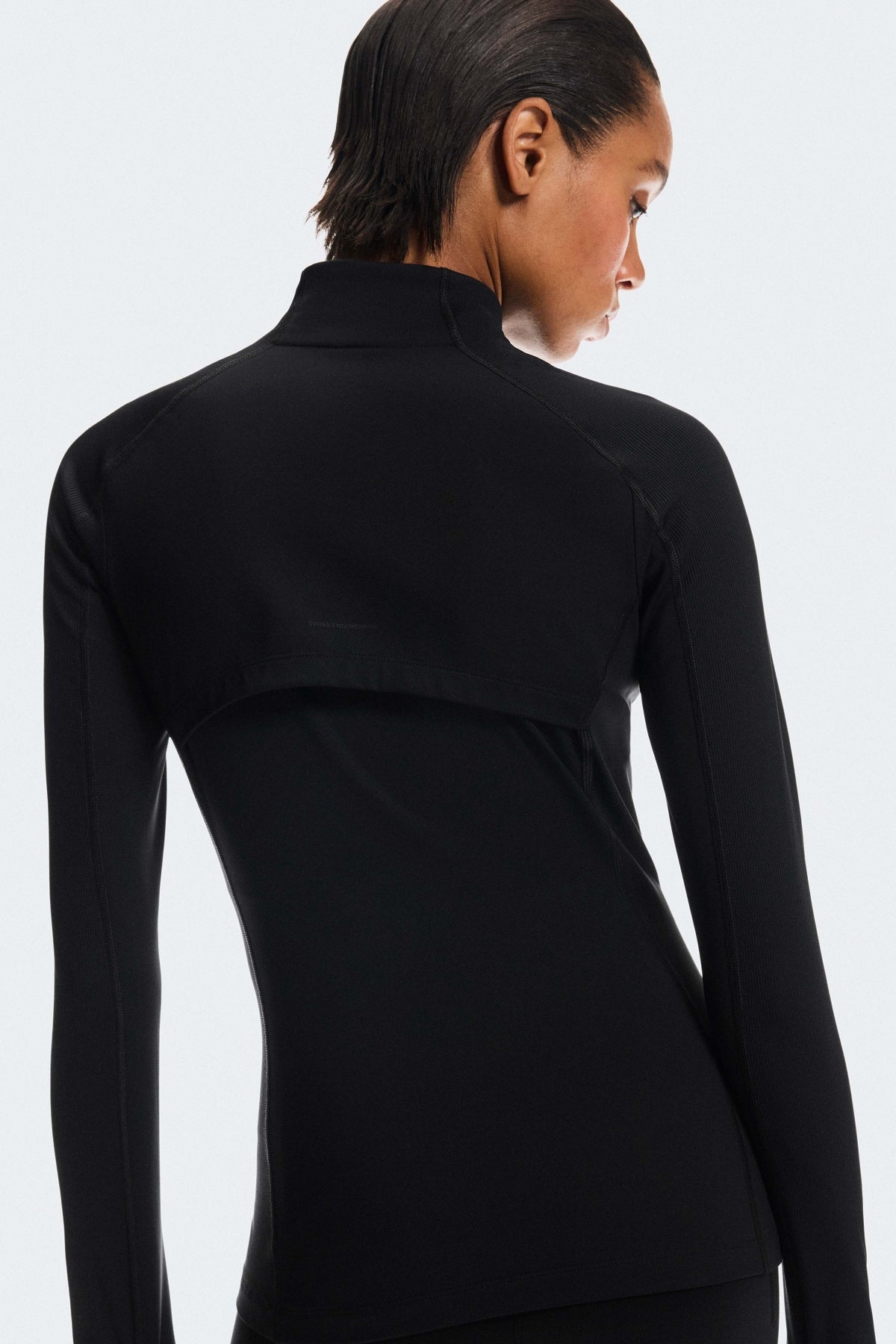 ON RUNNING STUDIO JACKET W en color NEGRO (2)