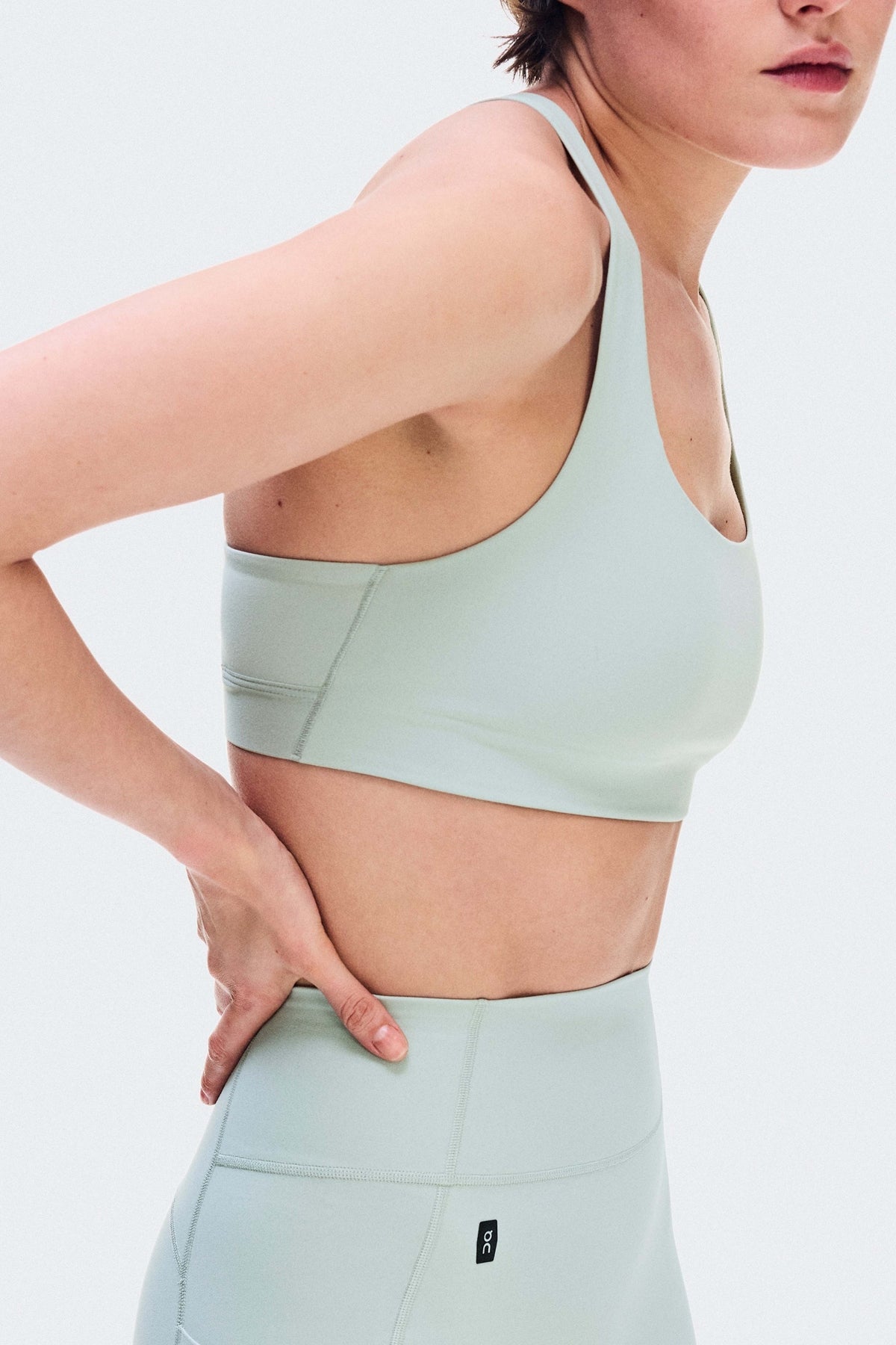 ON RUNNING STUDIO BRA WOMEN en color VERDE (2)