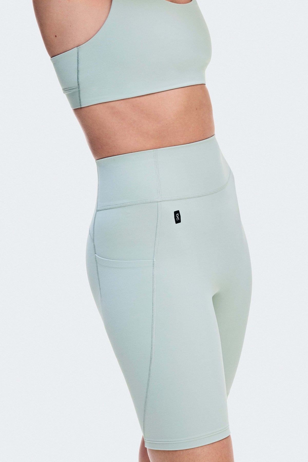 ON RUNNING STUDIO TIGHTS SHORT W en color VERDE (3)