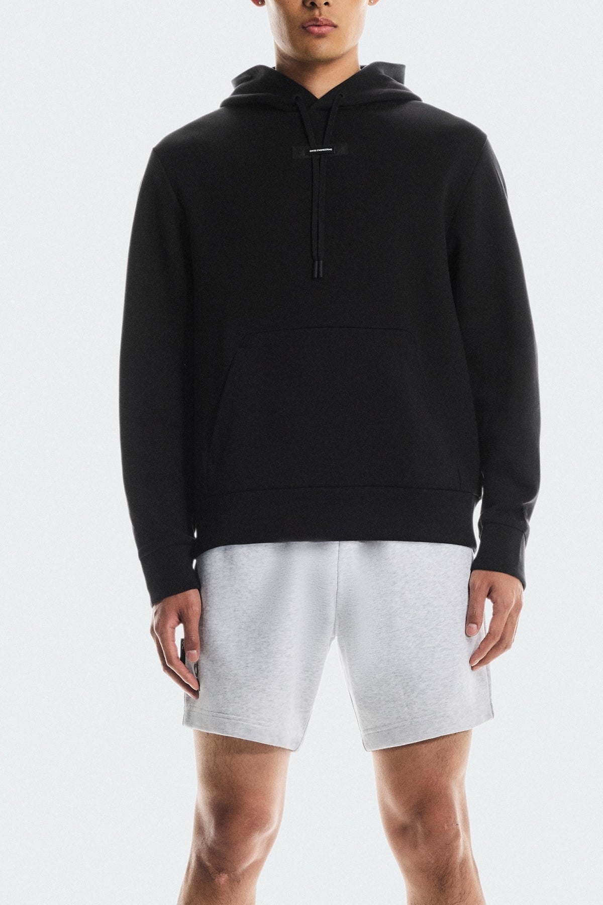 ON RUNNING FOCUS TECH HOODIE en color NEGRO (1)