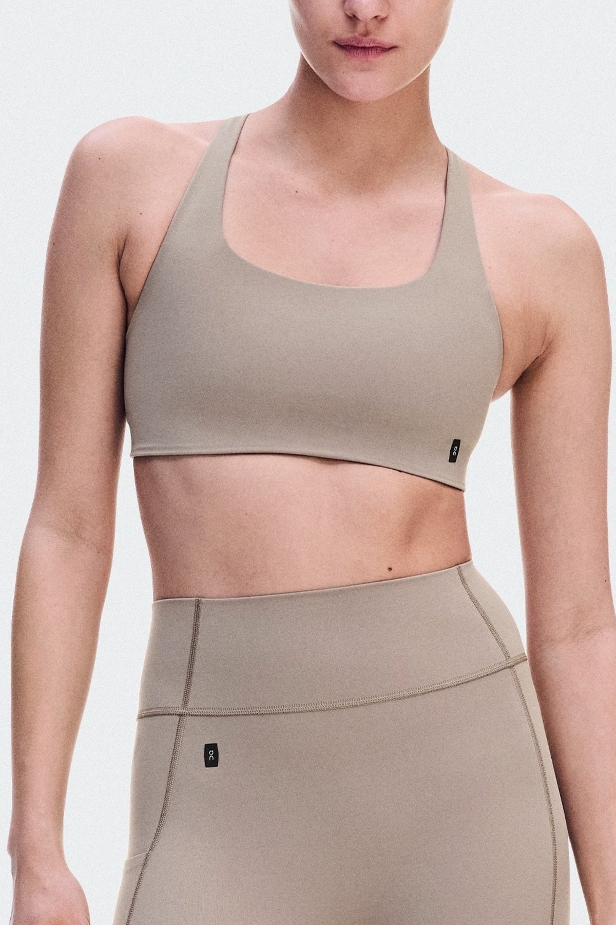ON RUNNING STUDIO BRA 2 en color BEIS (1)