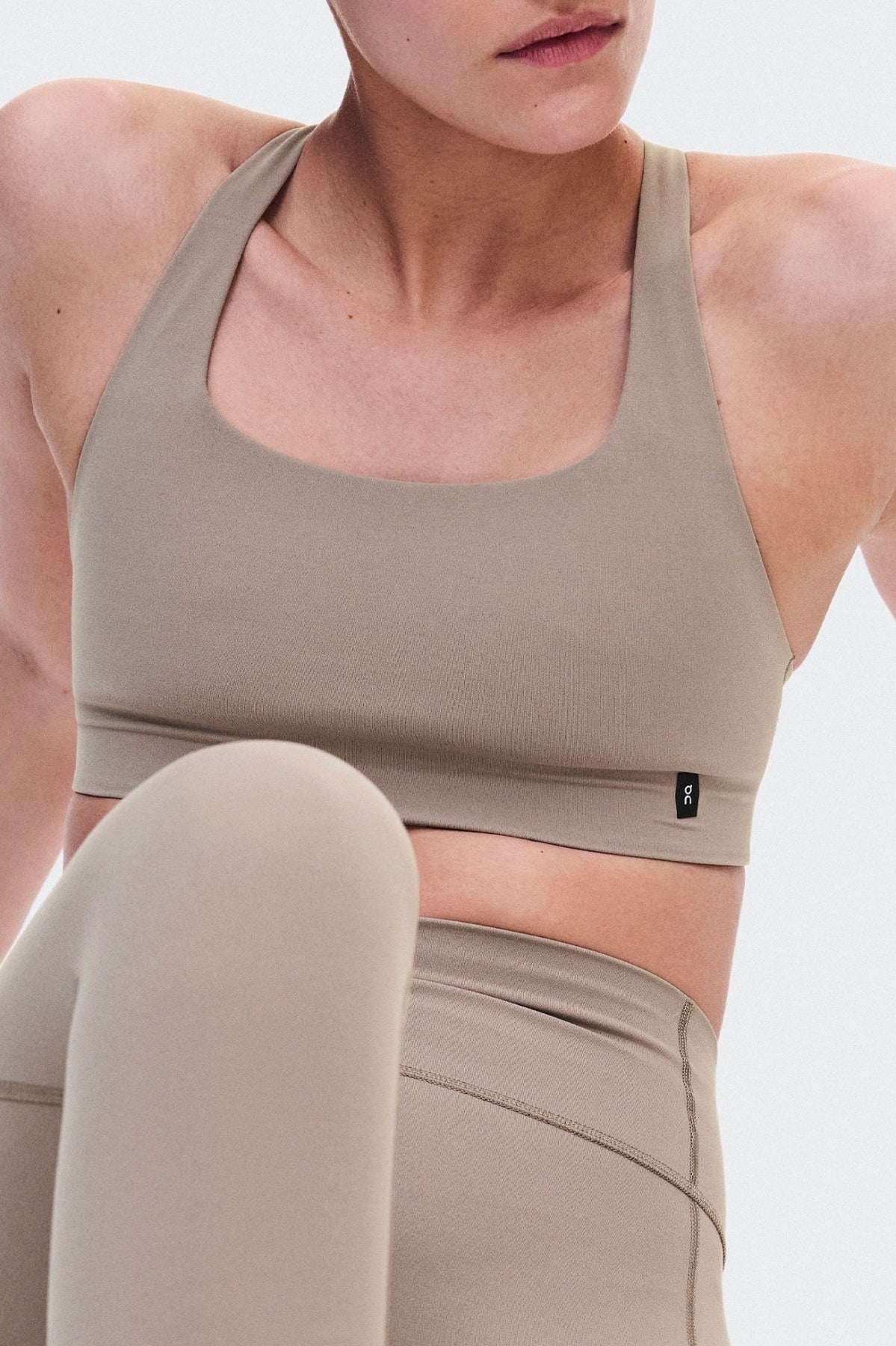 ON RUNNING STUDIO BRA 2 en color BEIS (3)