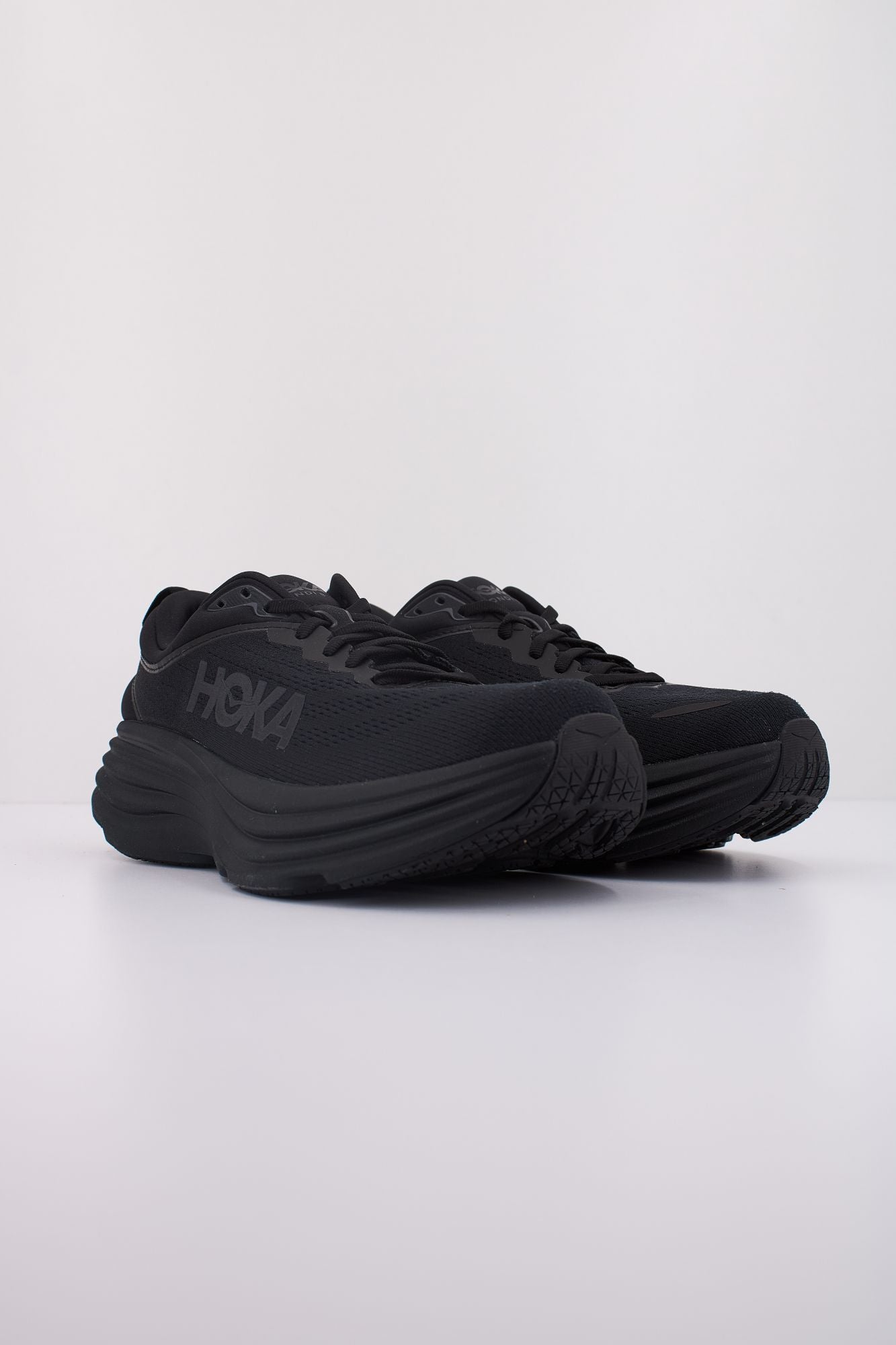 HOKA BONDI 8 en color NEGRO (2)