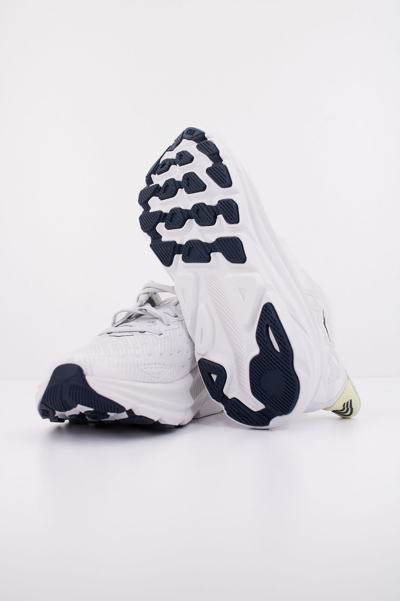 HOKA CLIFTON 9 en color BLANCO (5)