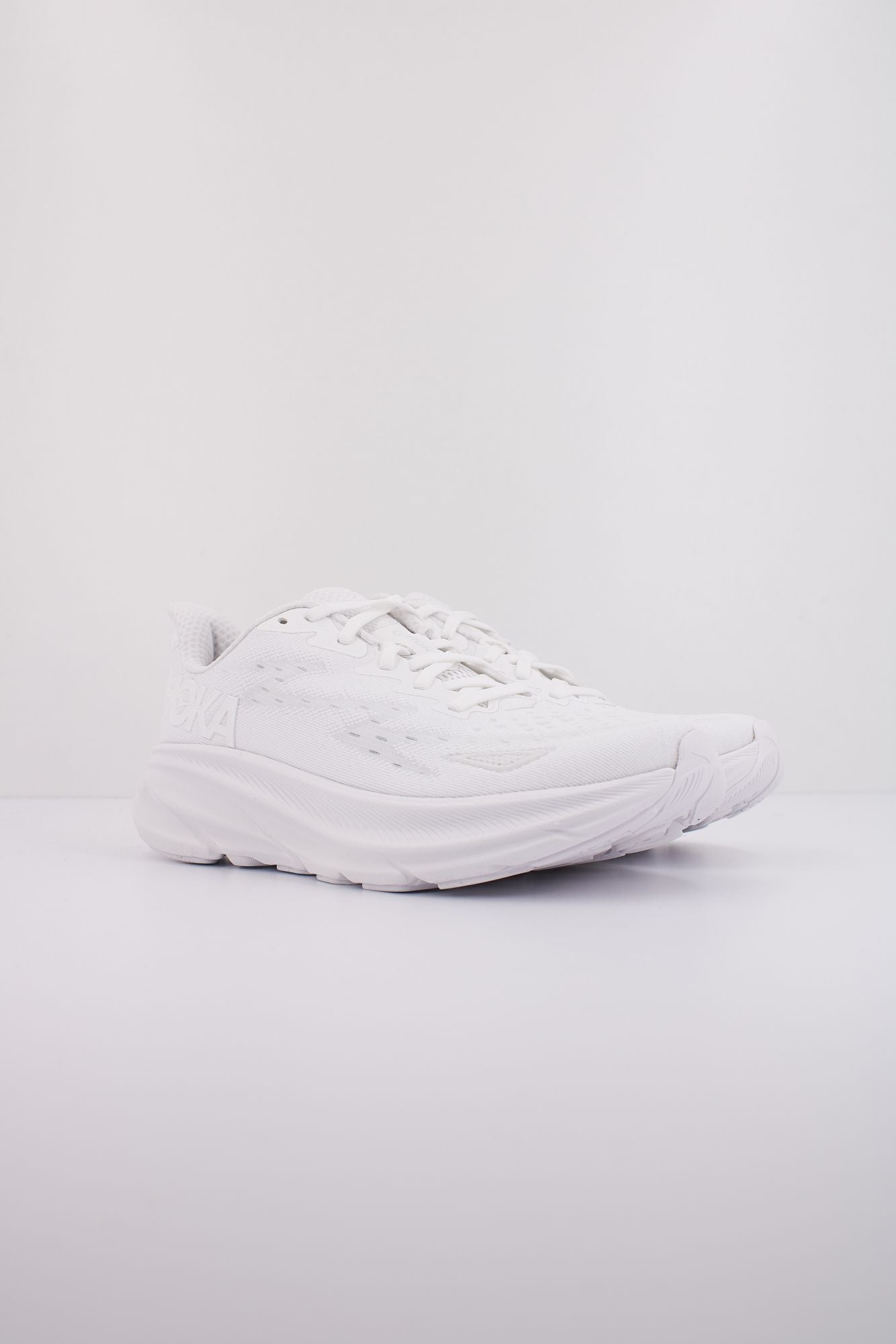 HOKA CLIFTON 9 en color BLANCO (2)