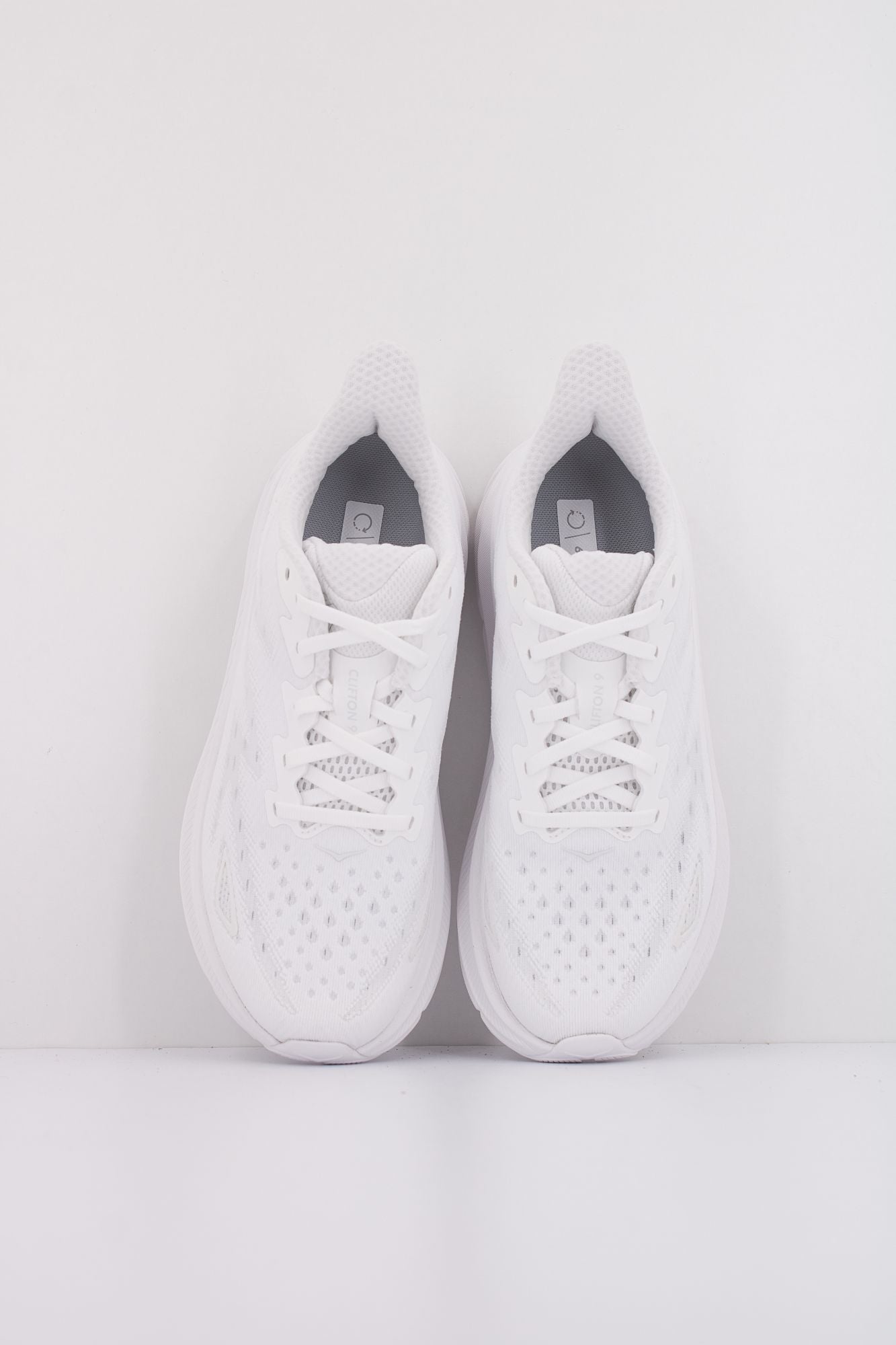 HOKA CLIFTON 9 en color BLANCO (3)