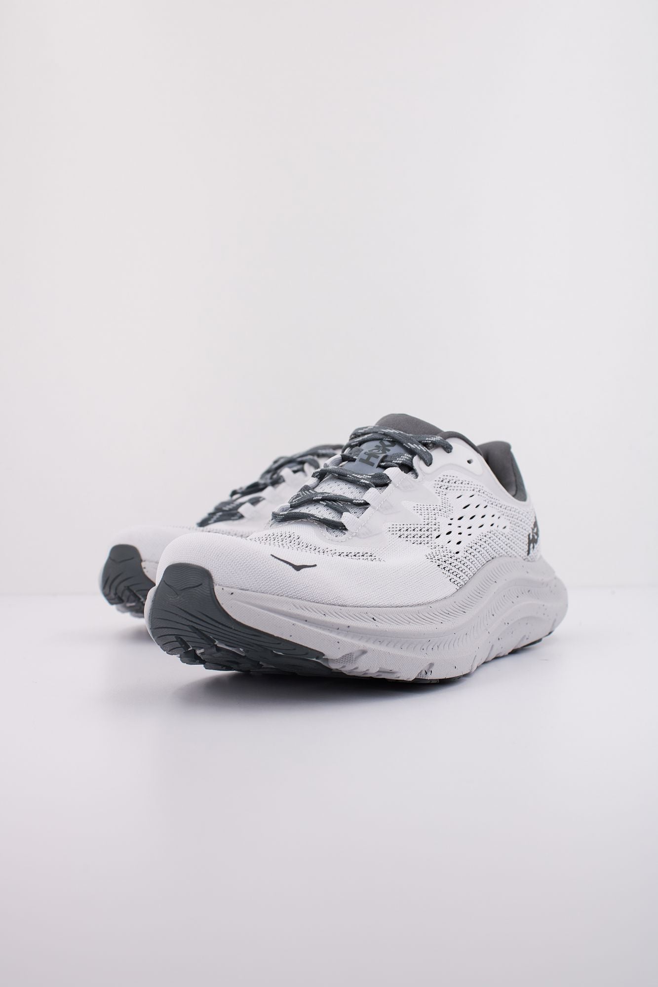 HOKA KAWANA 2 en color GRIS (2)