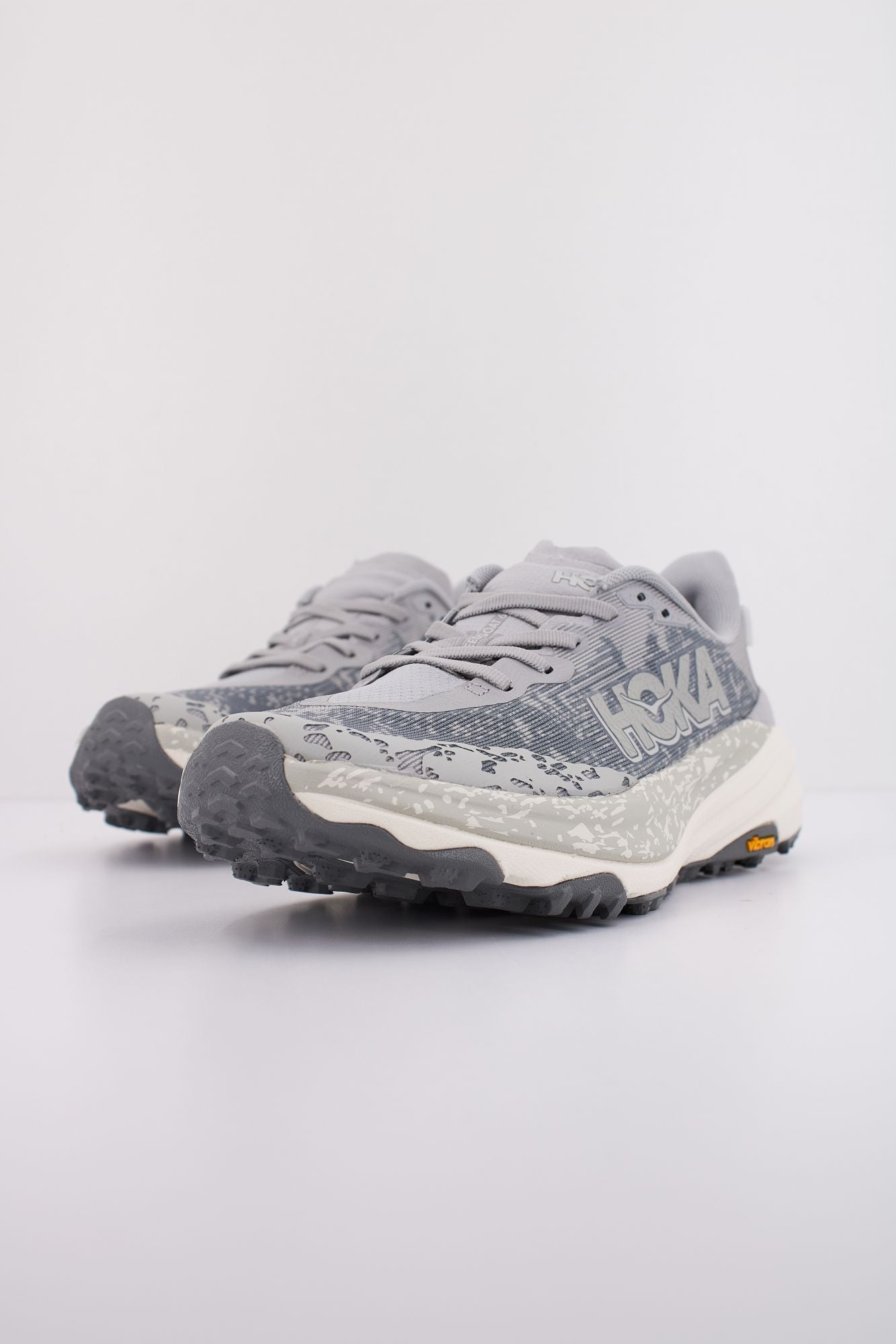 HOKA SPEEDGOAT 6 en color GRIS (2)
