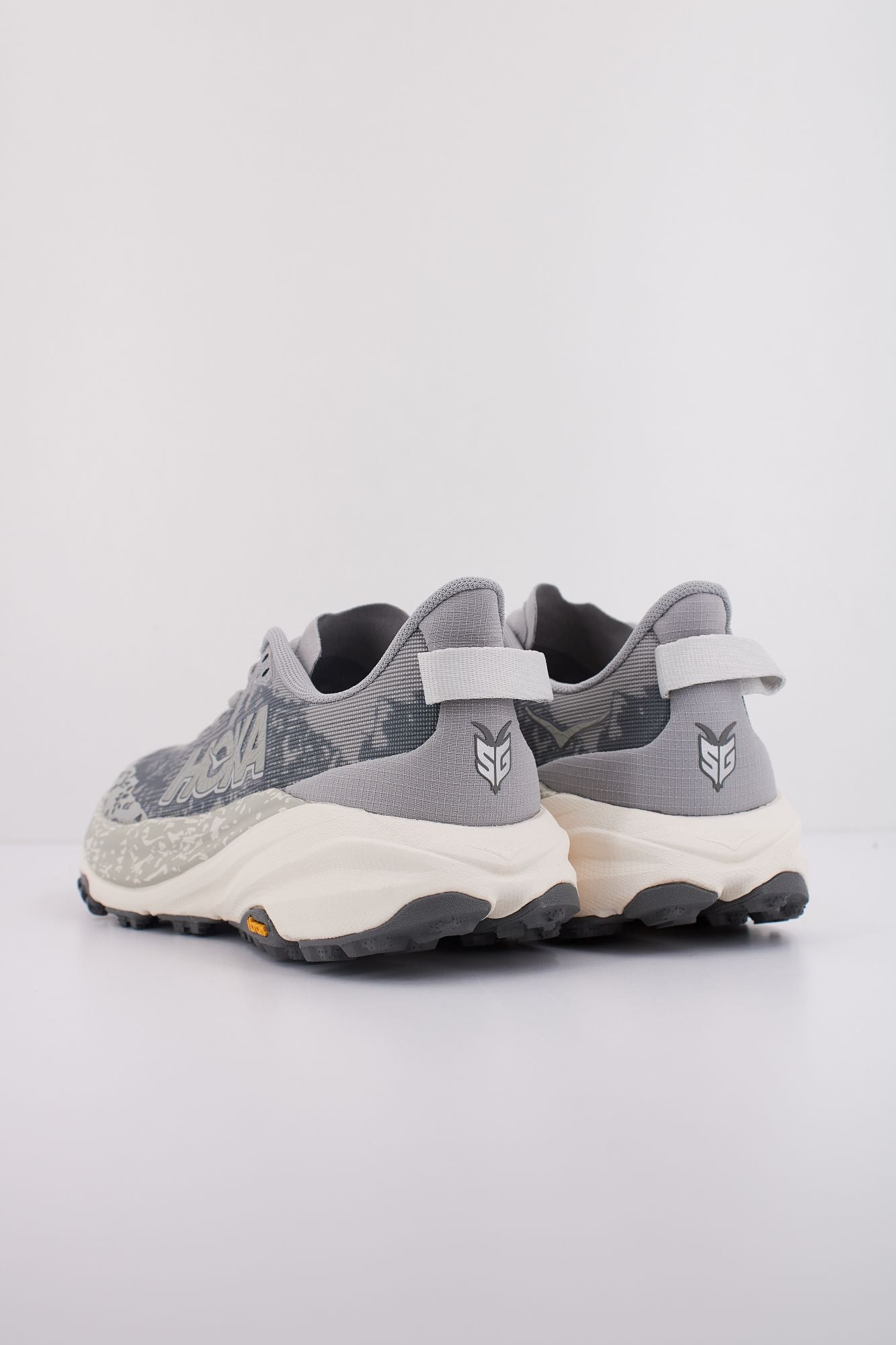 HOKA SPEEDGOAT 6 en color GRIS (4)
