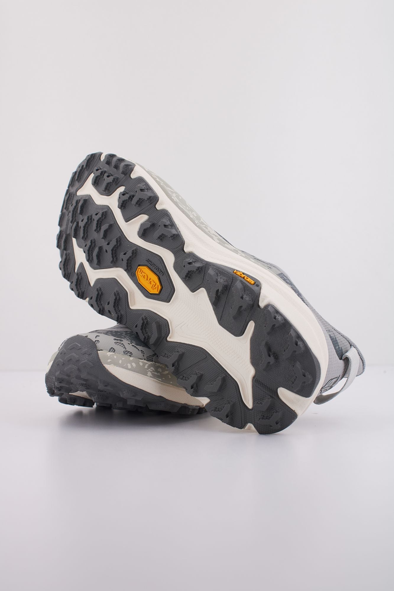 HOKA SPEEDGOAT 6 en color GRIS (5)