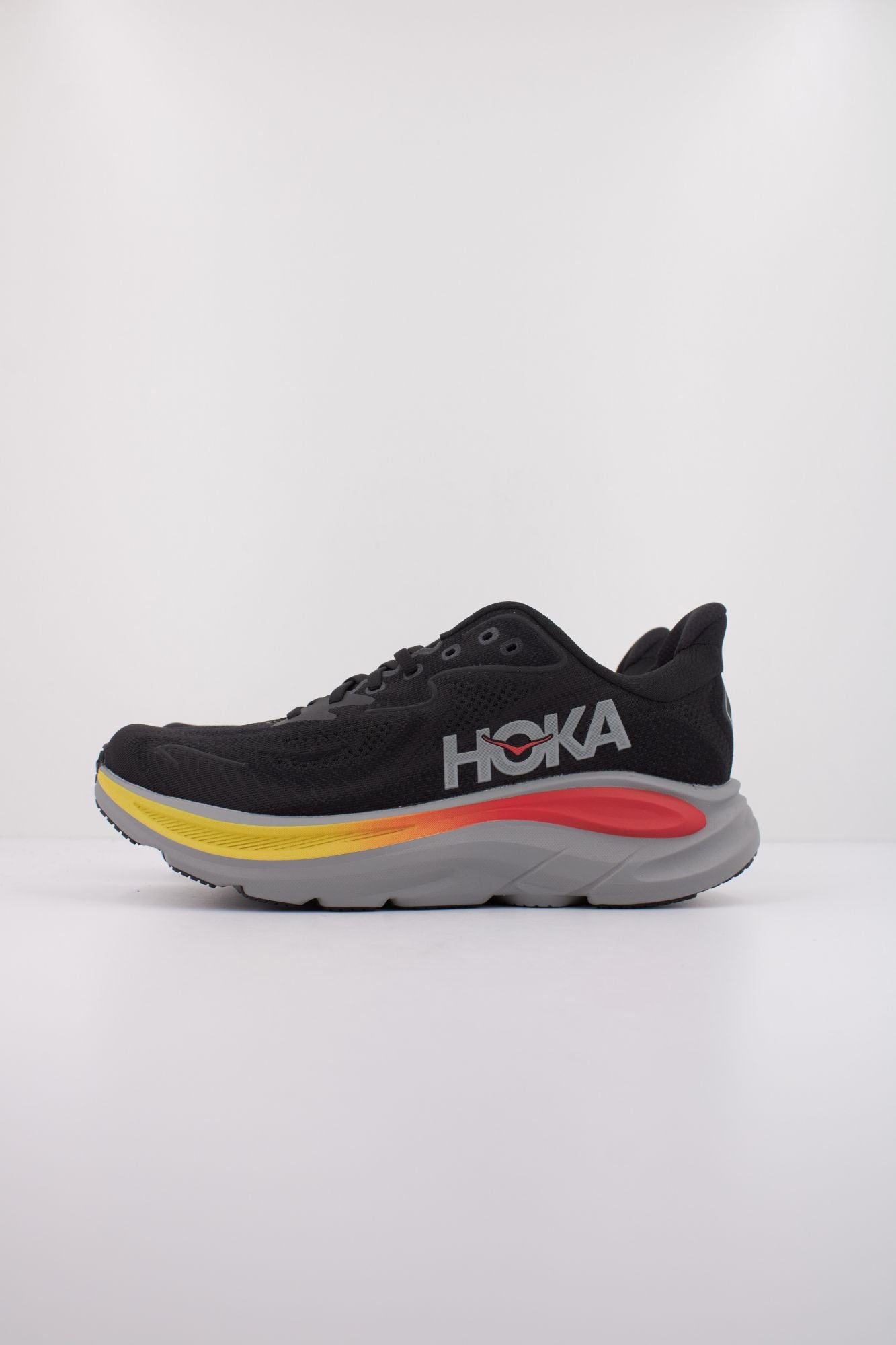 HOKA CLIFTON 10 en color NEGRO (1)