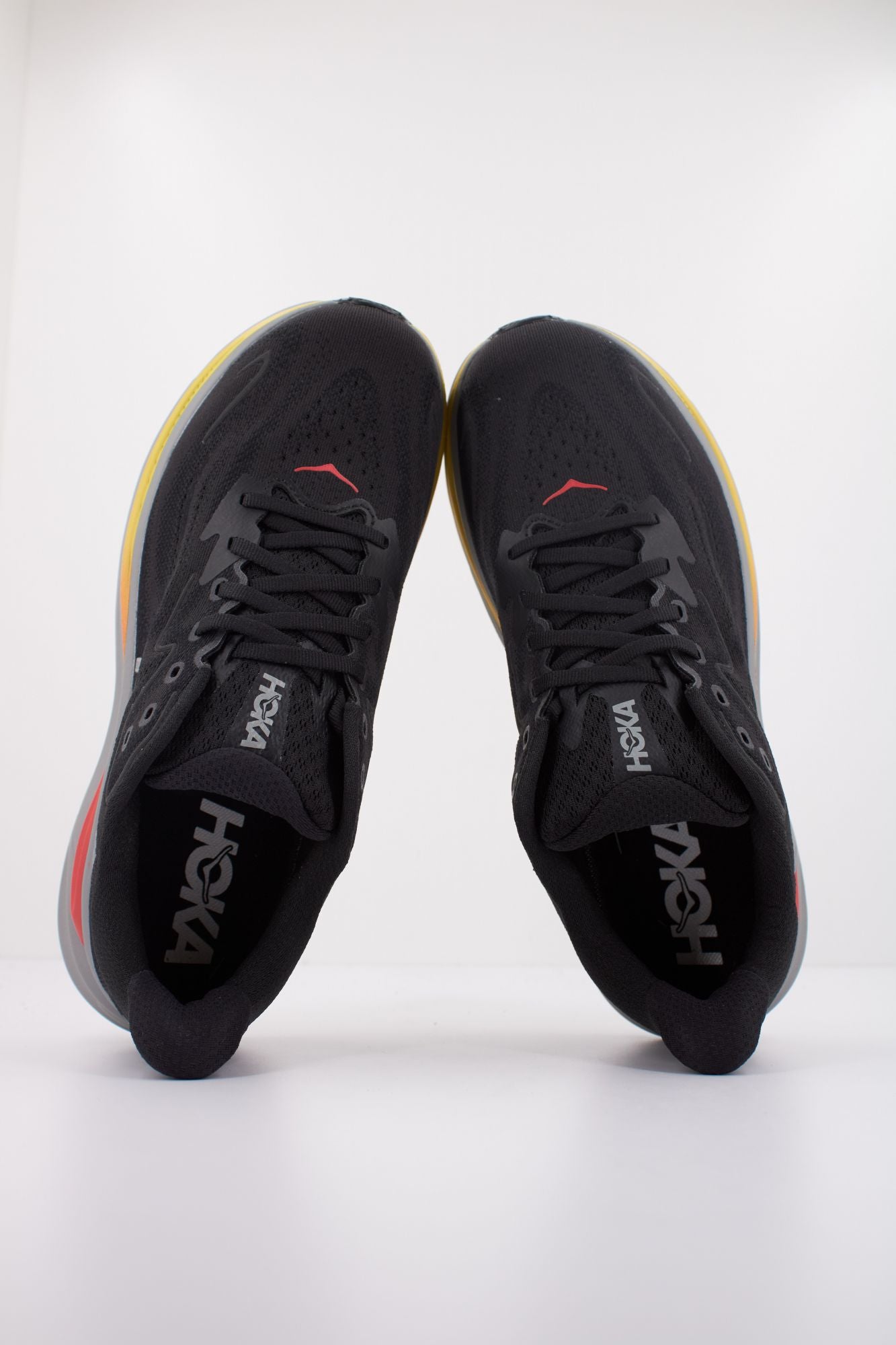 HOKA CLIFTON 10 en color NEGRO (3)