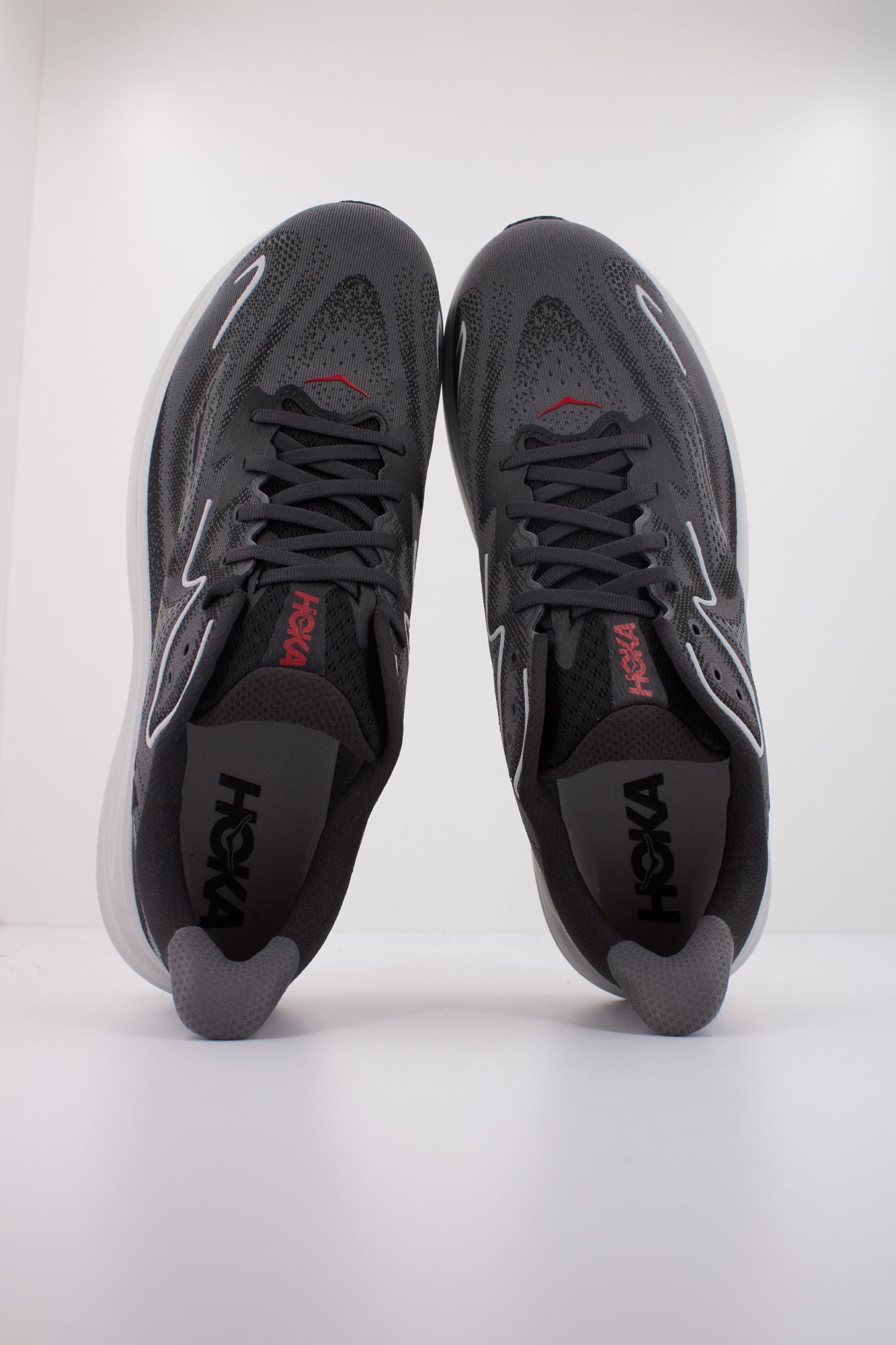 HOKA CLIFTON 10 en color GRIS (3)