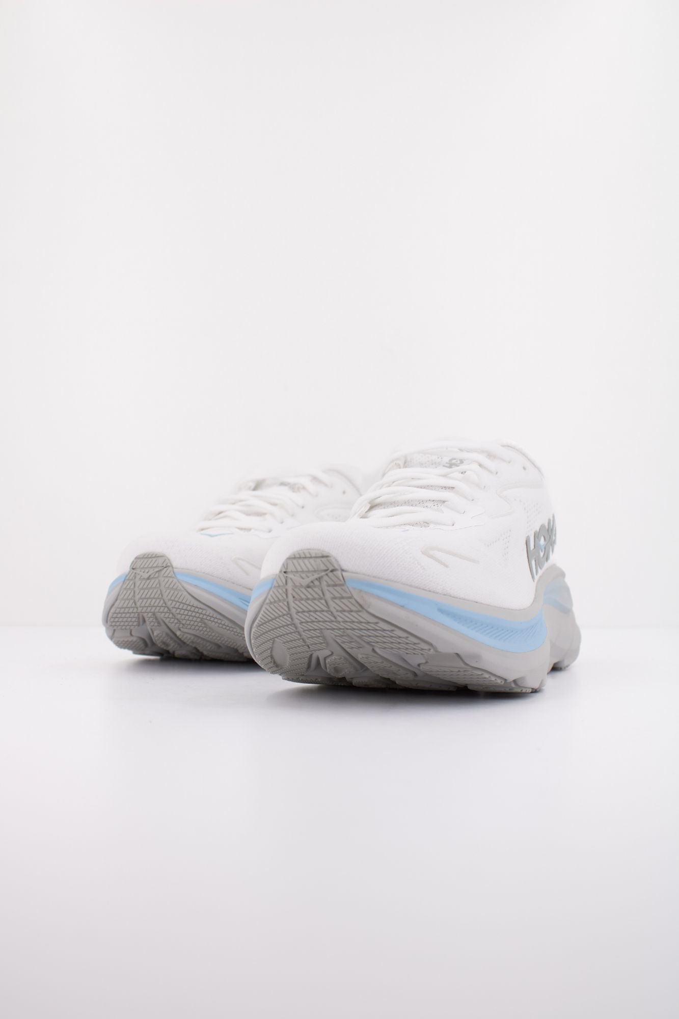 HOKA CLIFTON 10 en color BLANCO (2)
