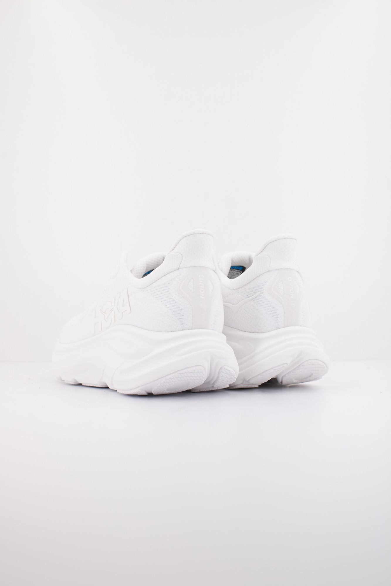 HOKA CLIFTON 10 en color BLANCO (2)