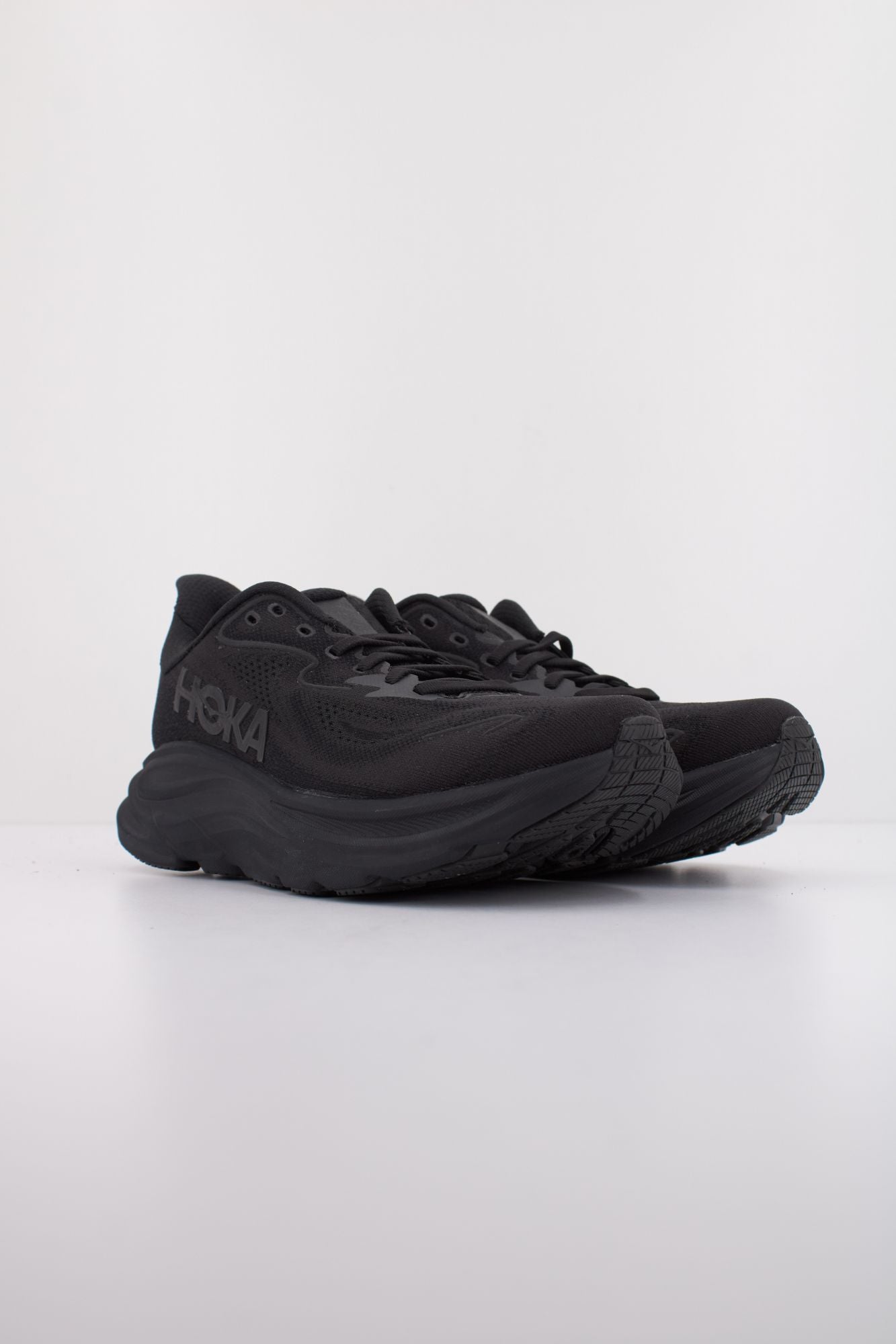 HOKA W CLIFTON 10 en color NEGRO (2)