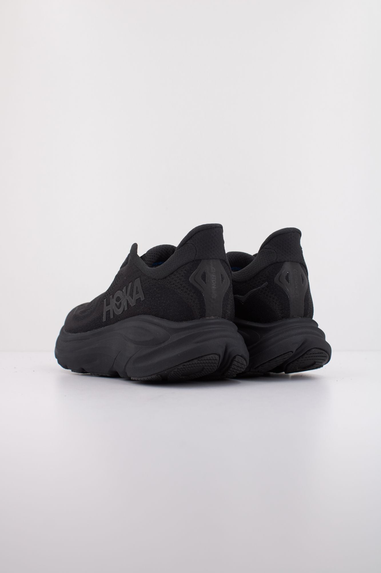 HOKA W CLIFTON 10 en color NEGRO (4)
