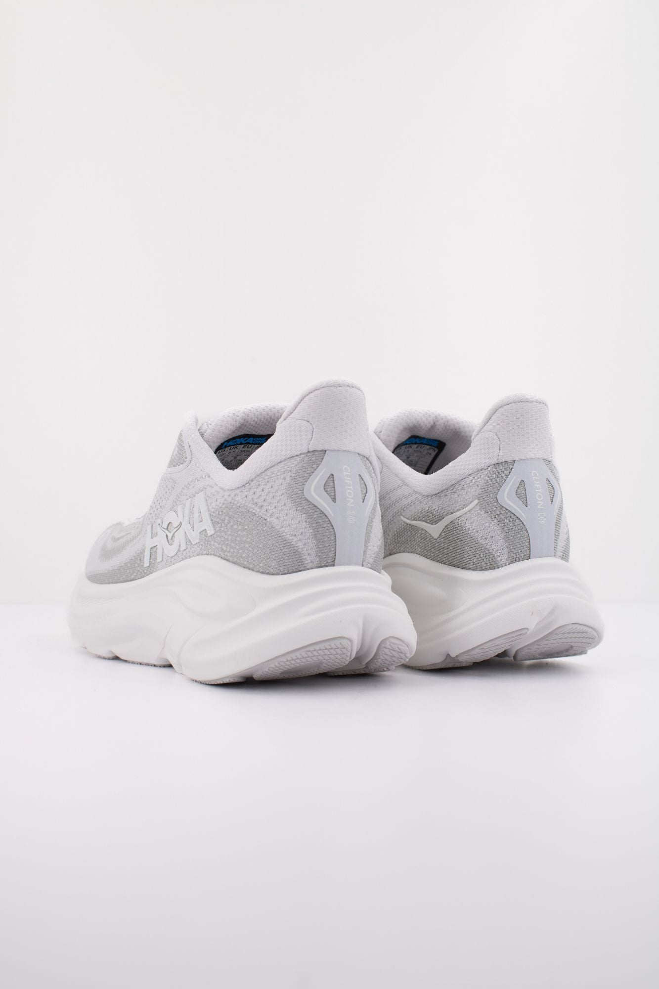 HOKA W CLIFTON 10 en color GRIS (4)