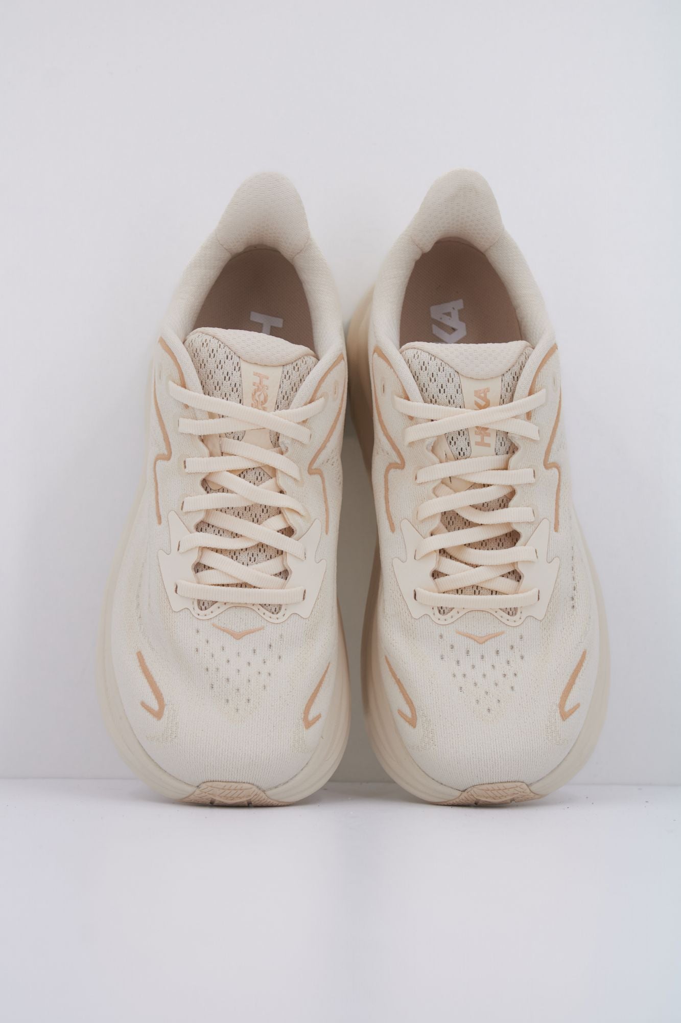 HOKA W CLIFTON 10 en color BEIS (3)