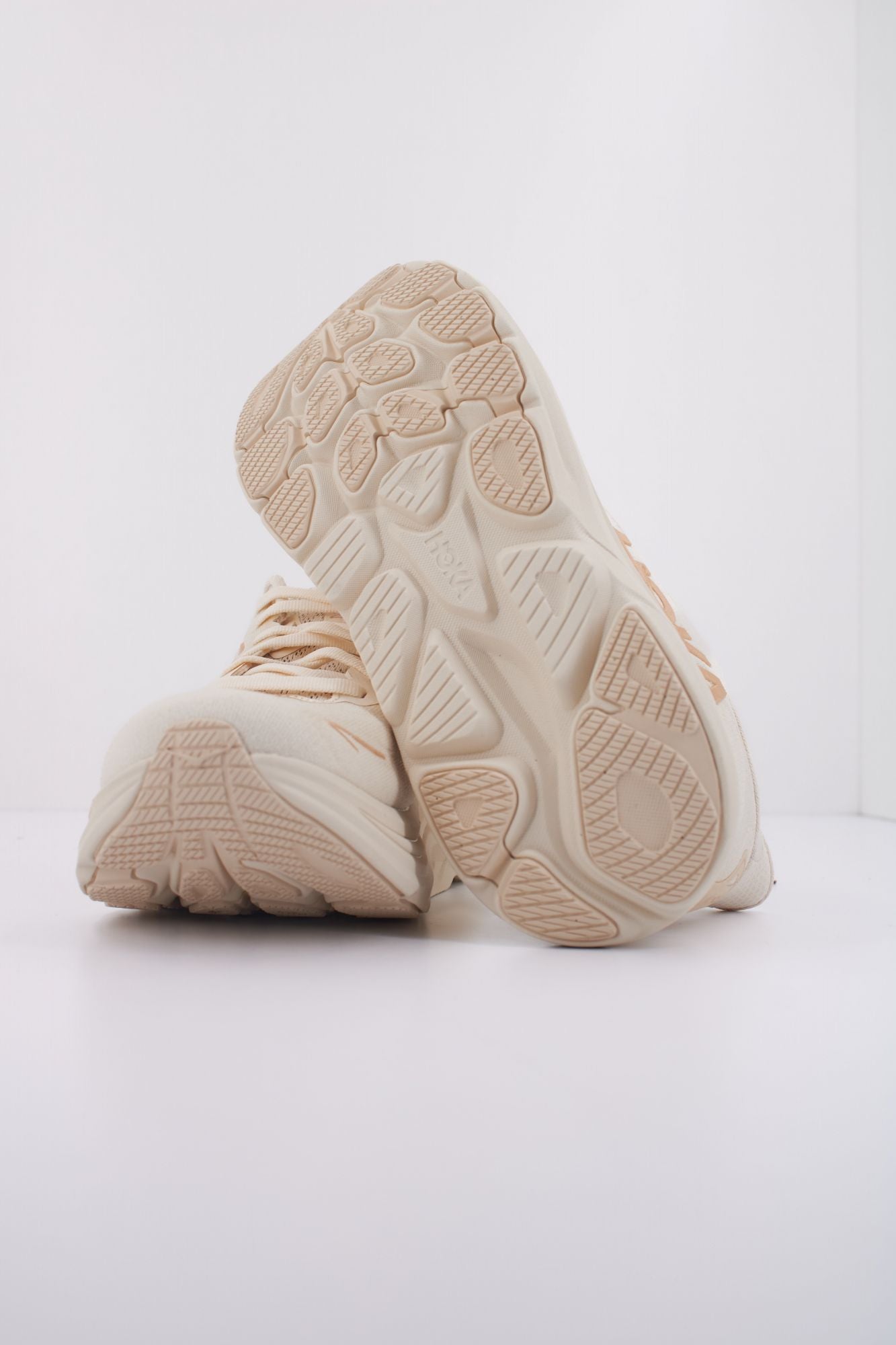 HOKA W CLIFTON 10 en color BEIS (5)