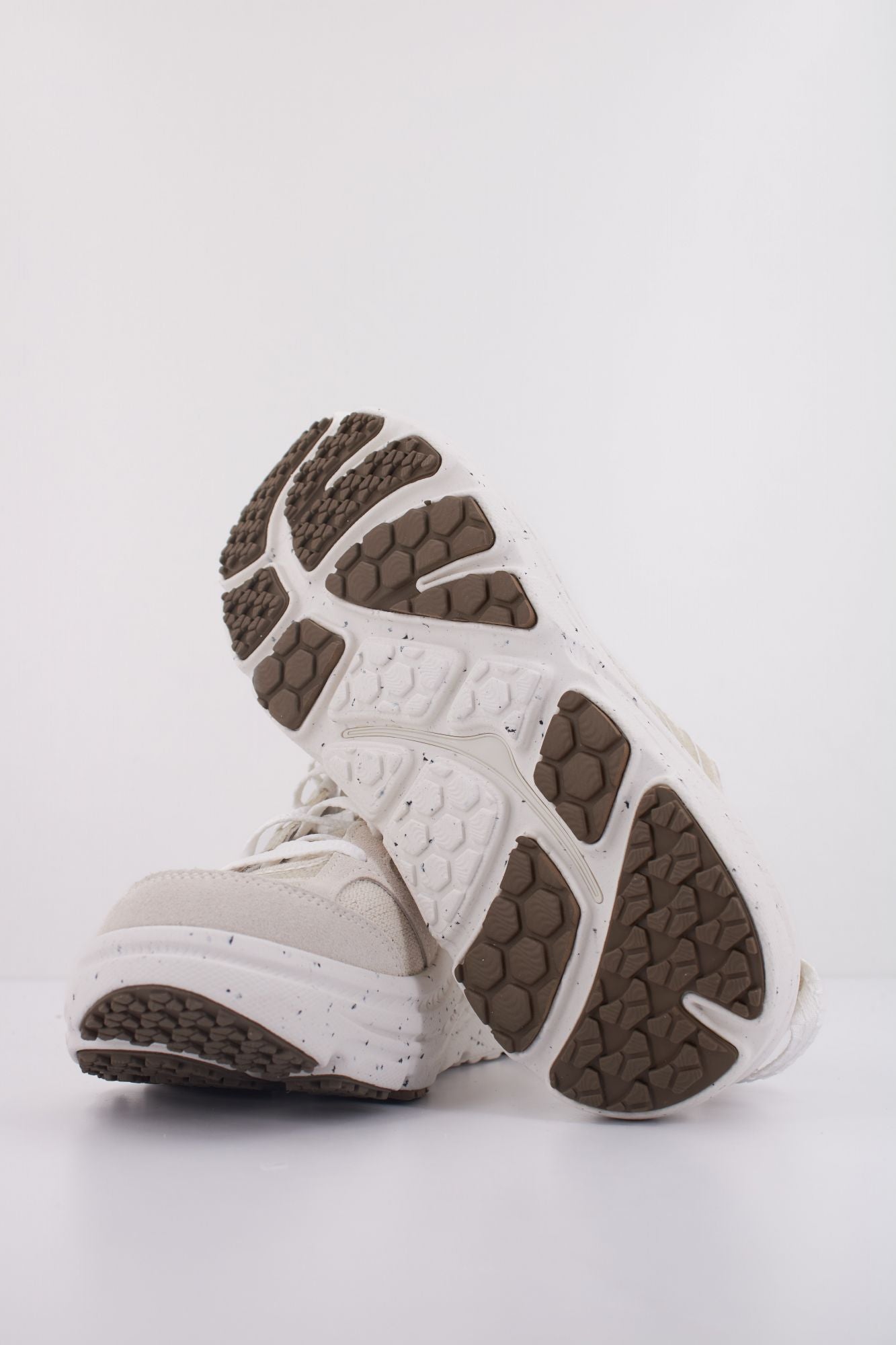 HOKA U BONDI B3LS BP en color BEIS (5)