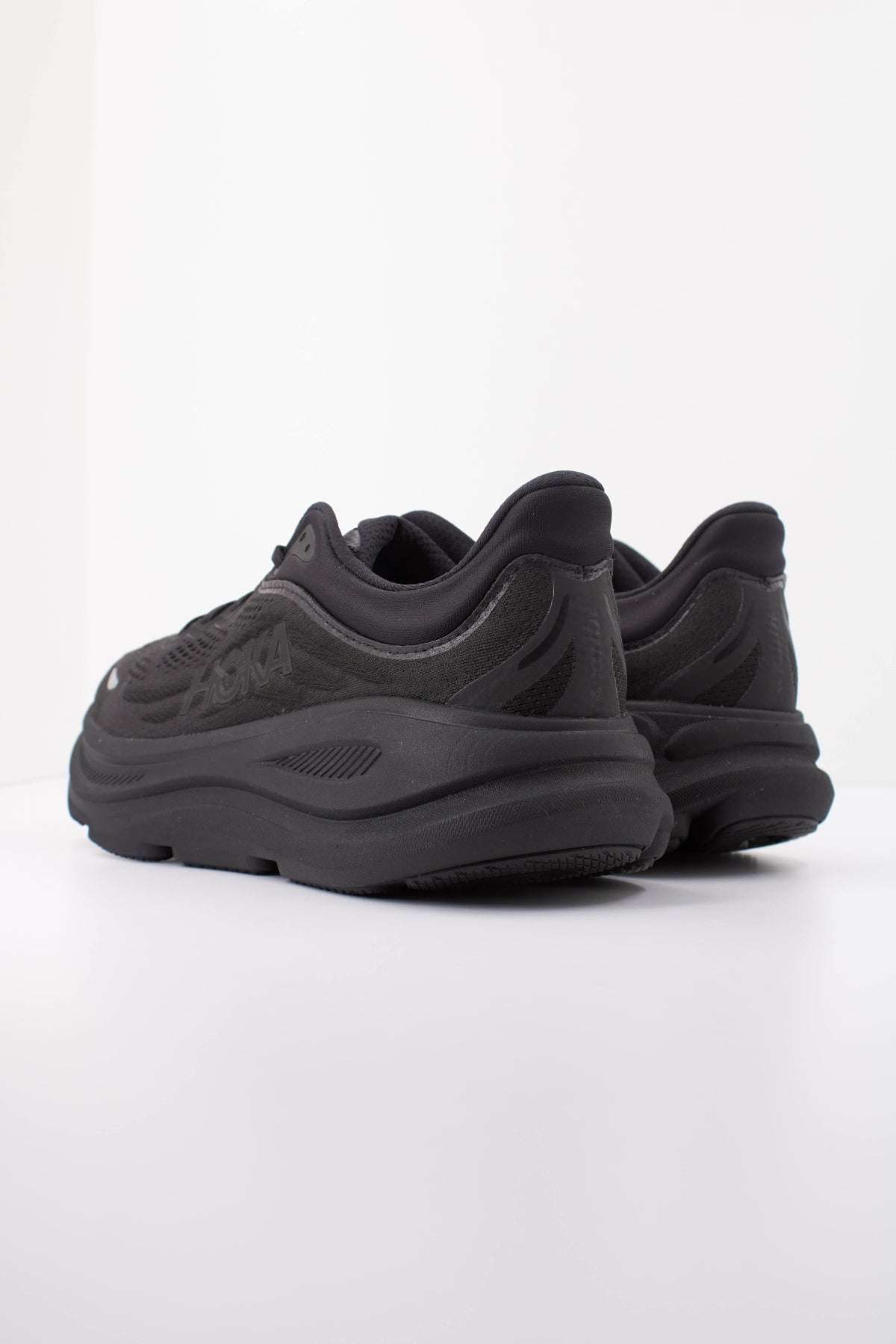 HOKA 1162011HO ZAPATILLA BONDI 9 en color NEGRO (4)