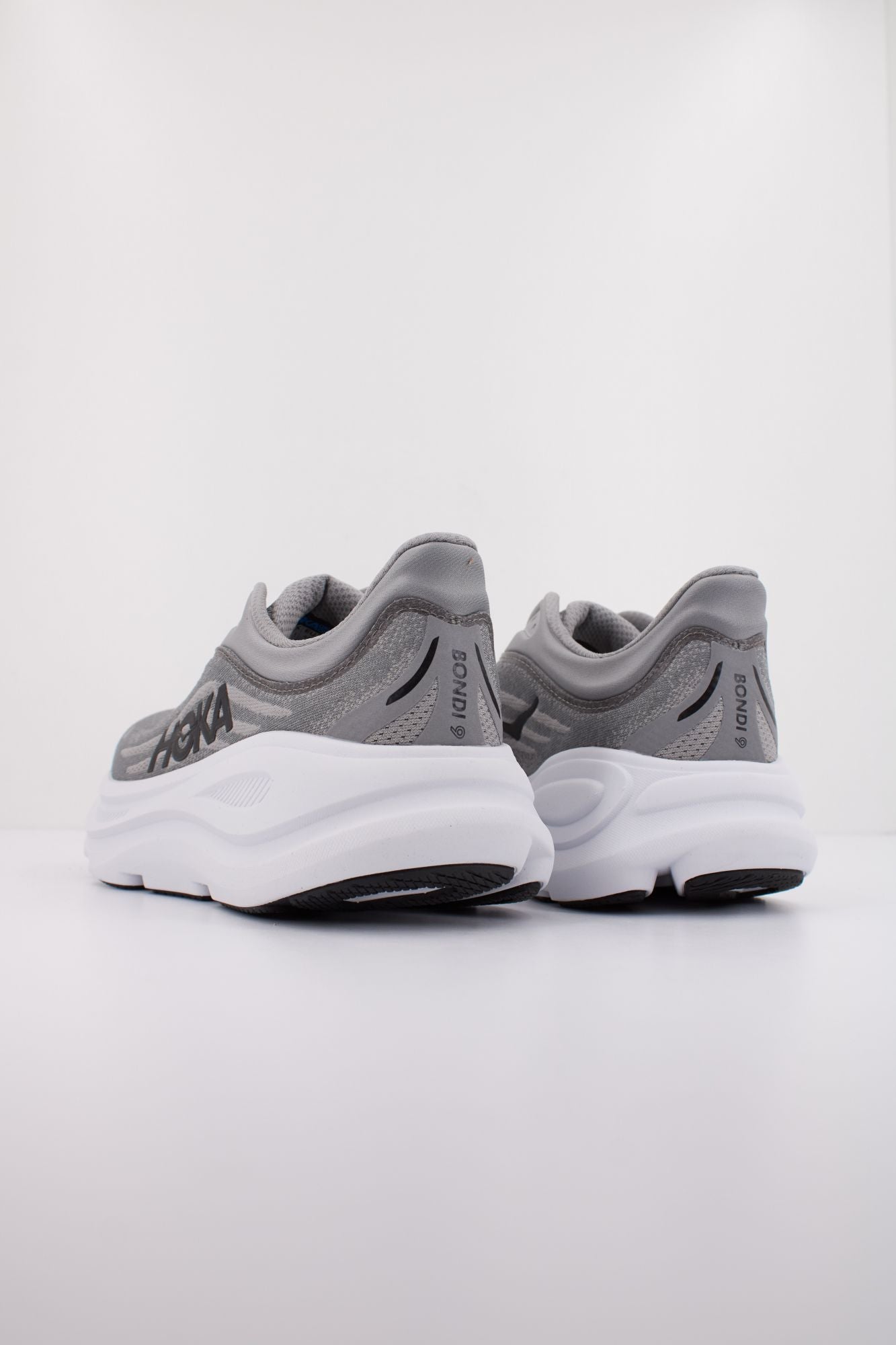 HOKA BONDI 9 en color GRIS (4)