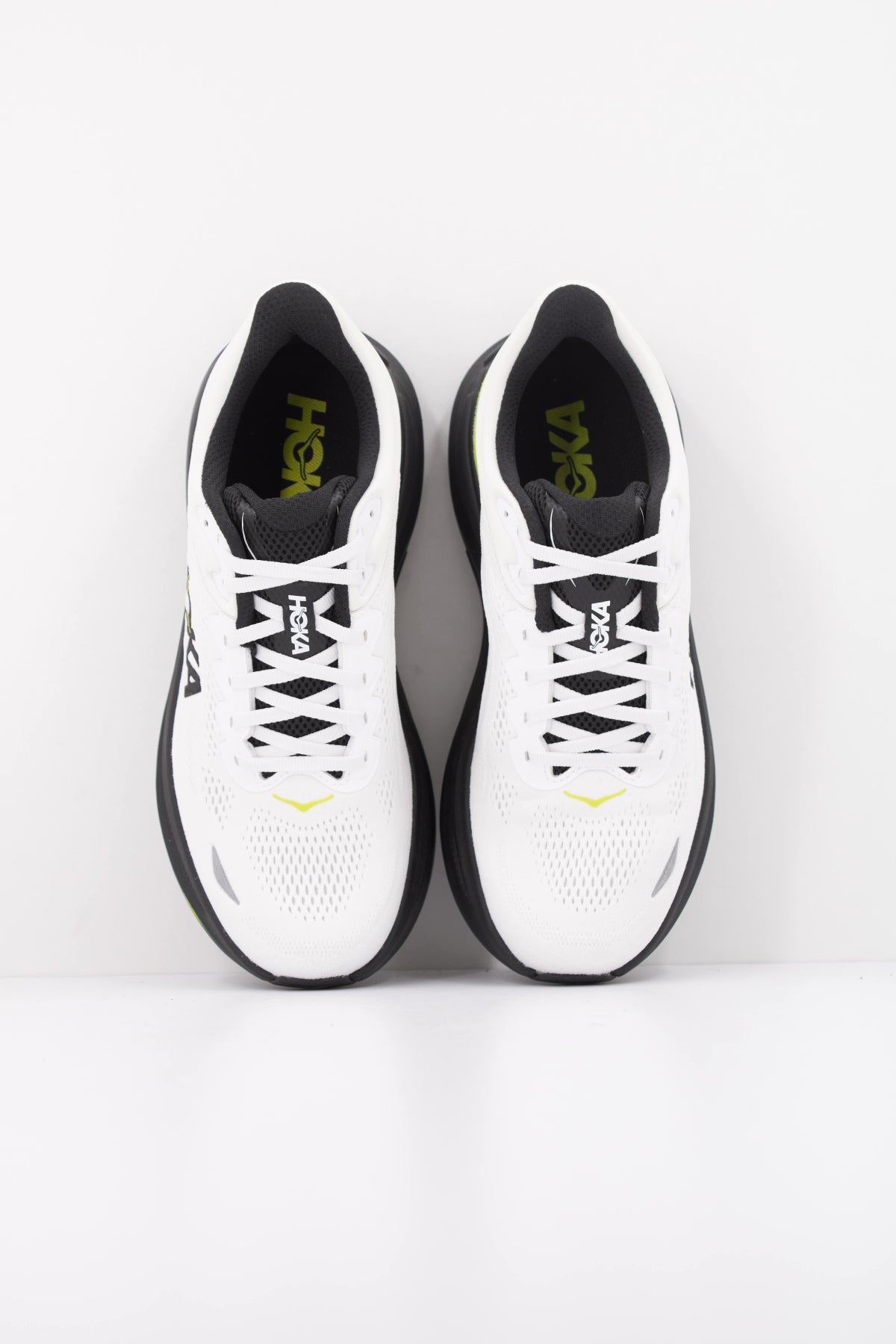 HOKA 1162011HO ZAPATILLA BONDI 9 en color BLANCO (3)