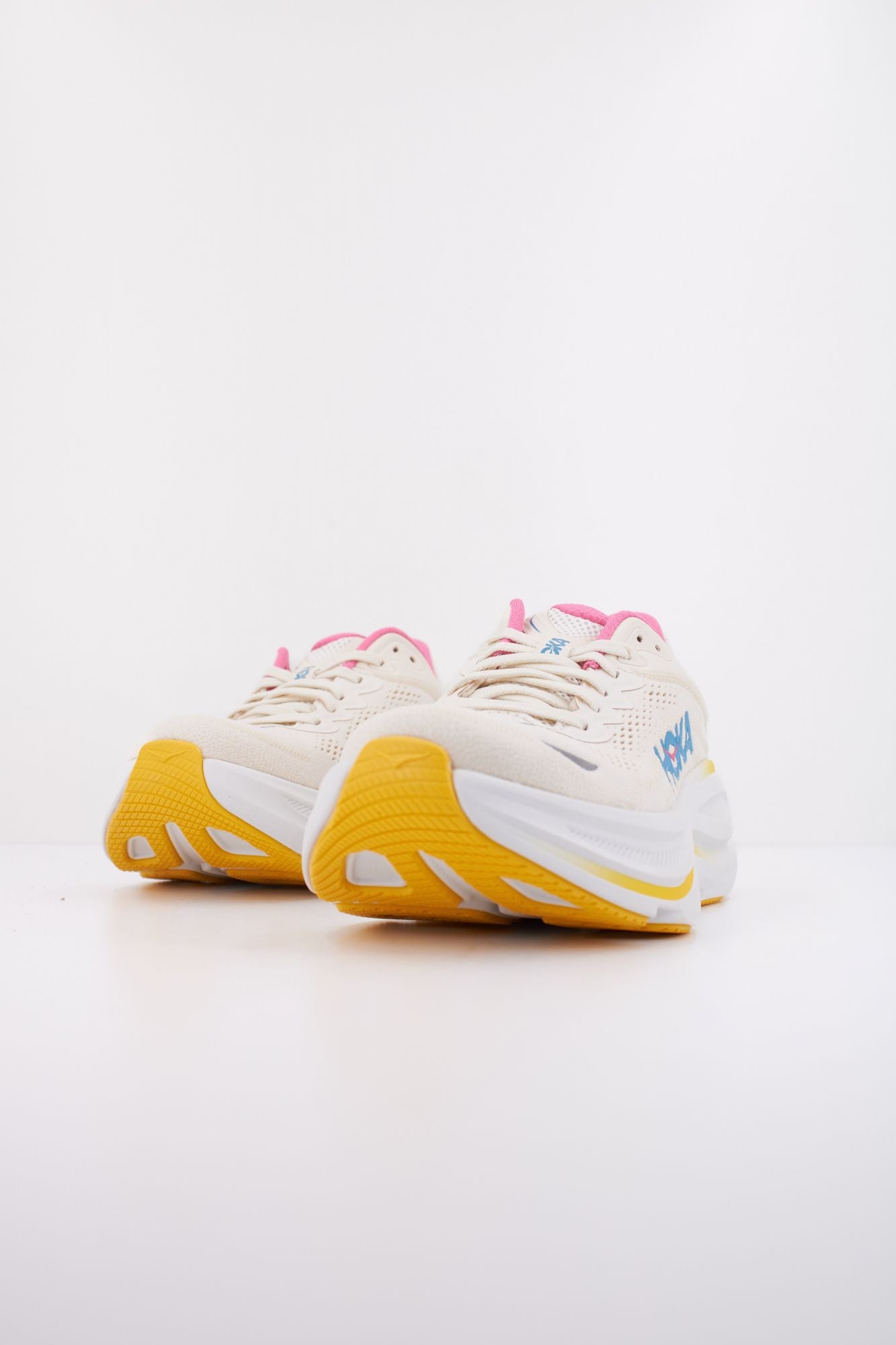 HOKA W BONDI 9 en color BLANCO (2)