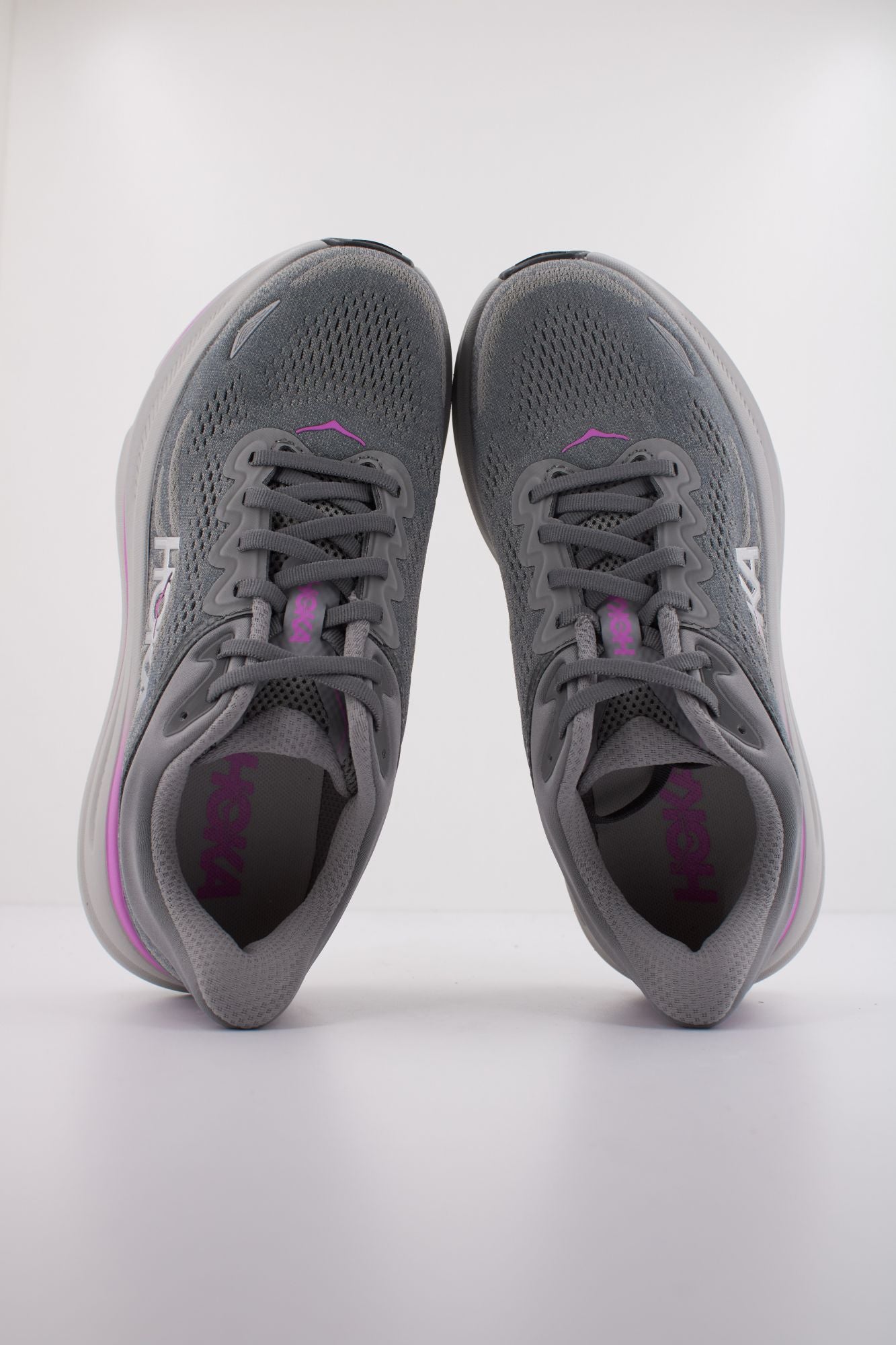 HOKA W BONDI 9 en color GRIS (3)