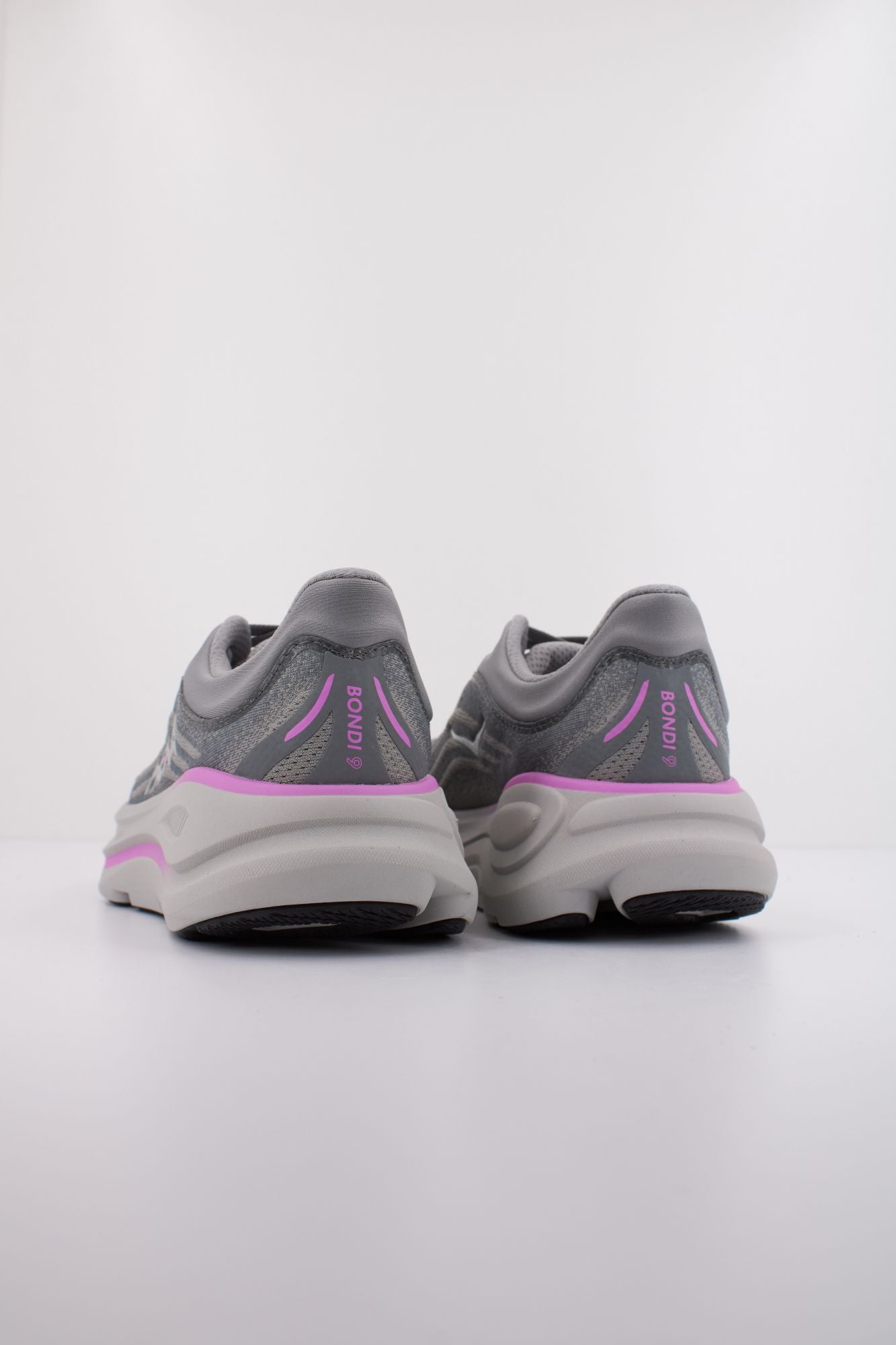 HOKA W BONDI 9 en color GRIS (4)