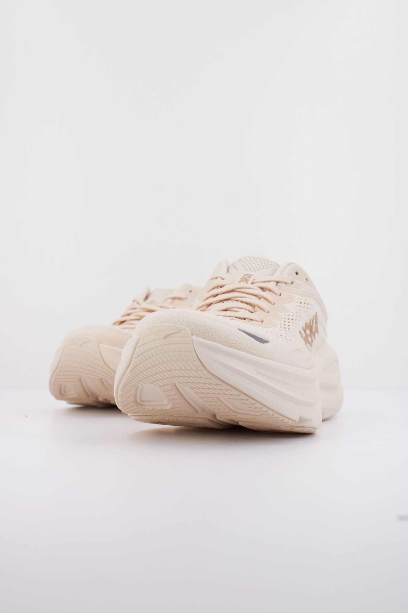 HOKA W BONDI 9 en color BEIS (2)