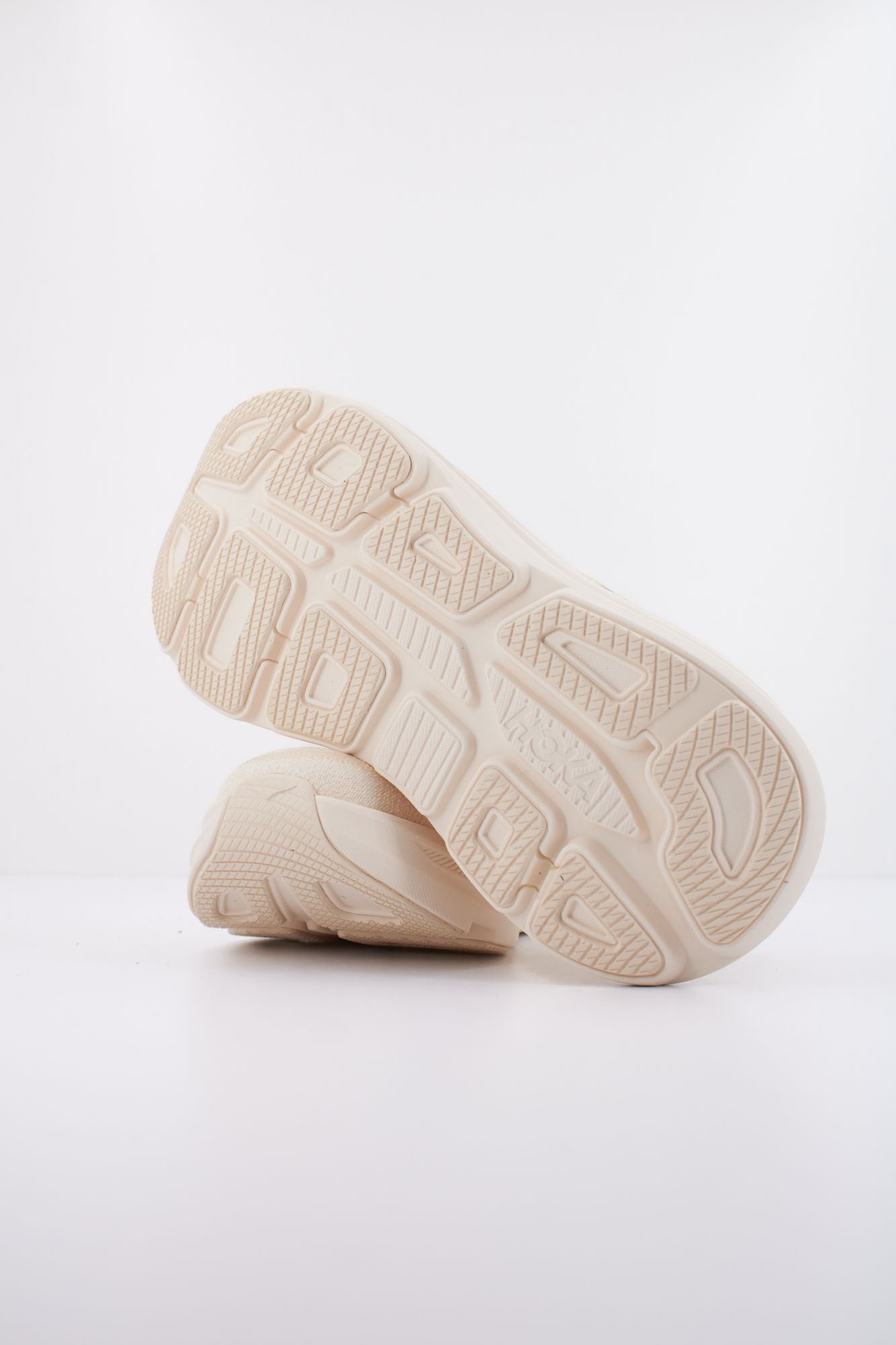 HOKA W BONDI 9 en color BEIS (5)