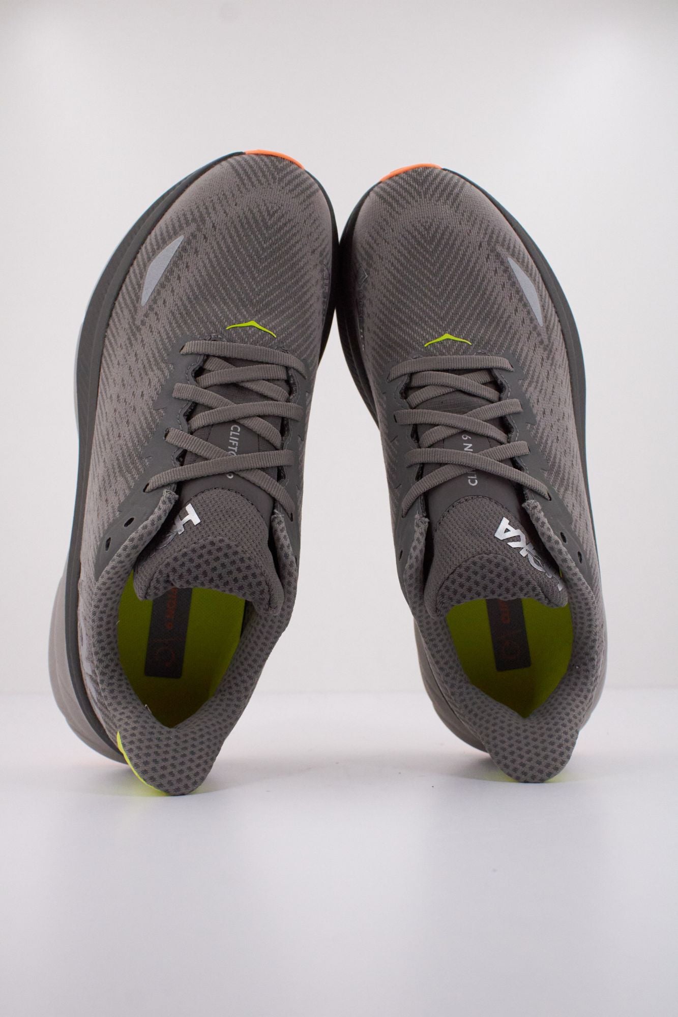 HOKA CLIFTON 9 GTX en color GRIS (3)